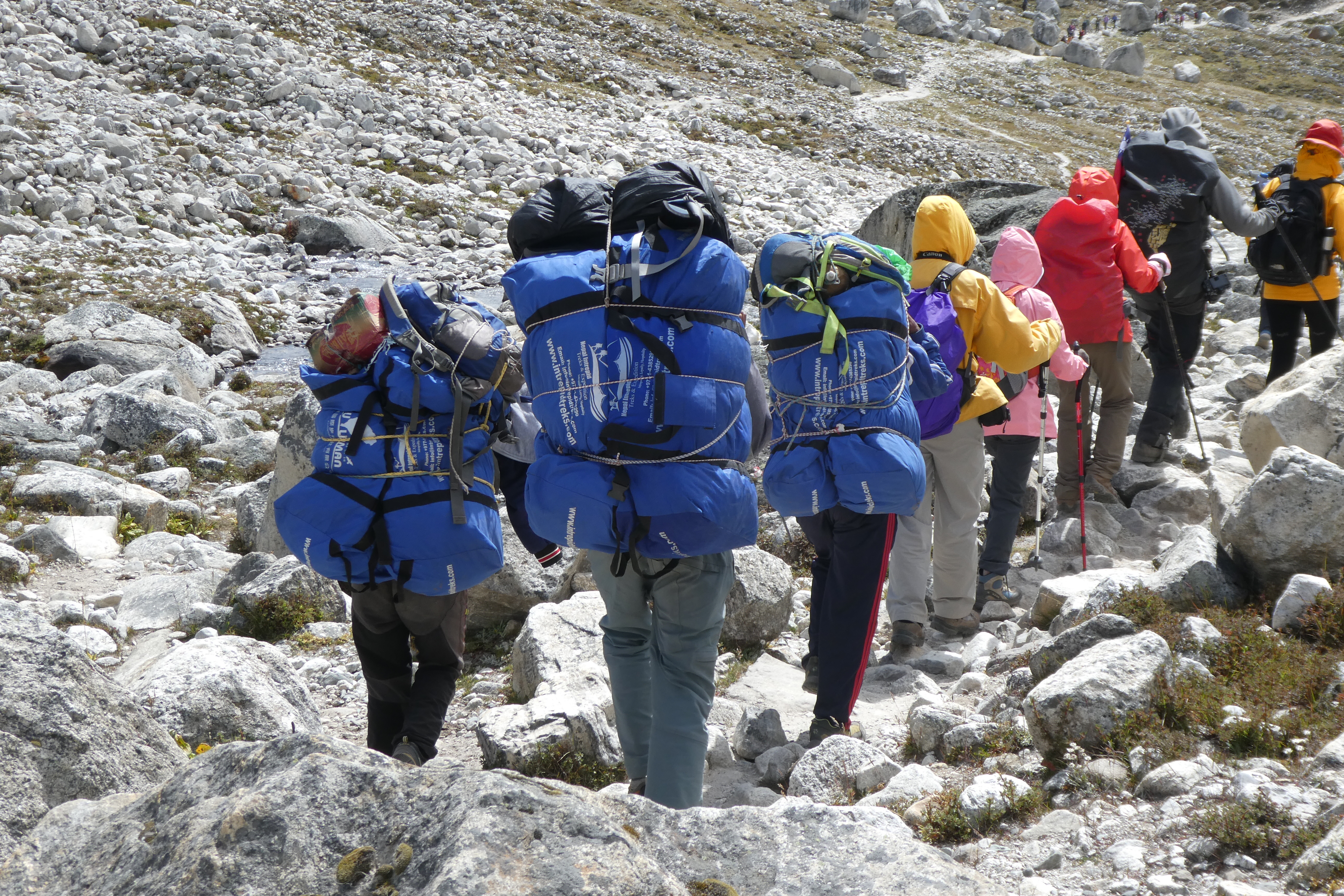 我們的行李全靠這群Porter揹負，相當辛苦。