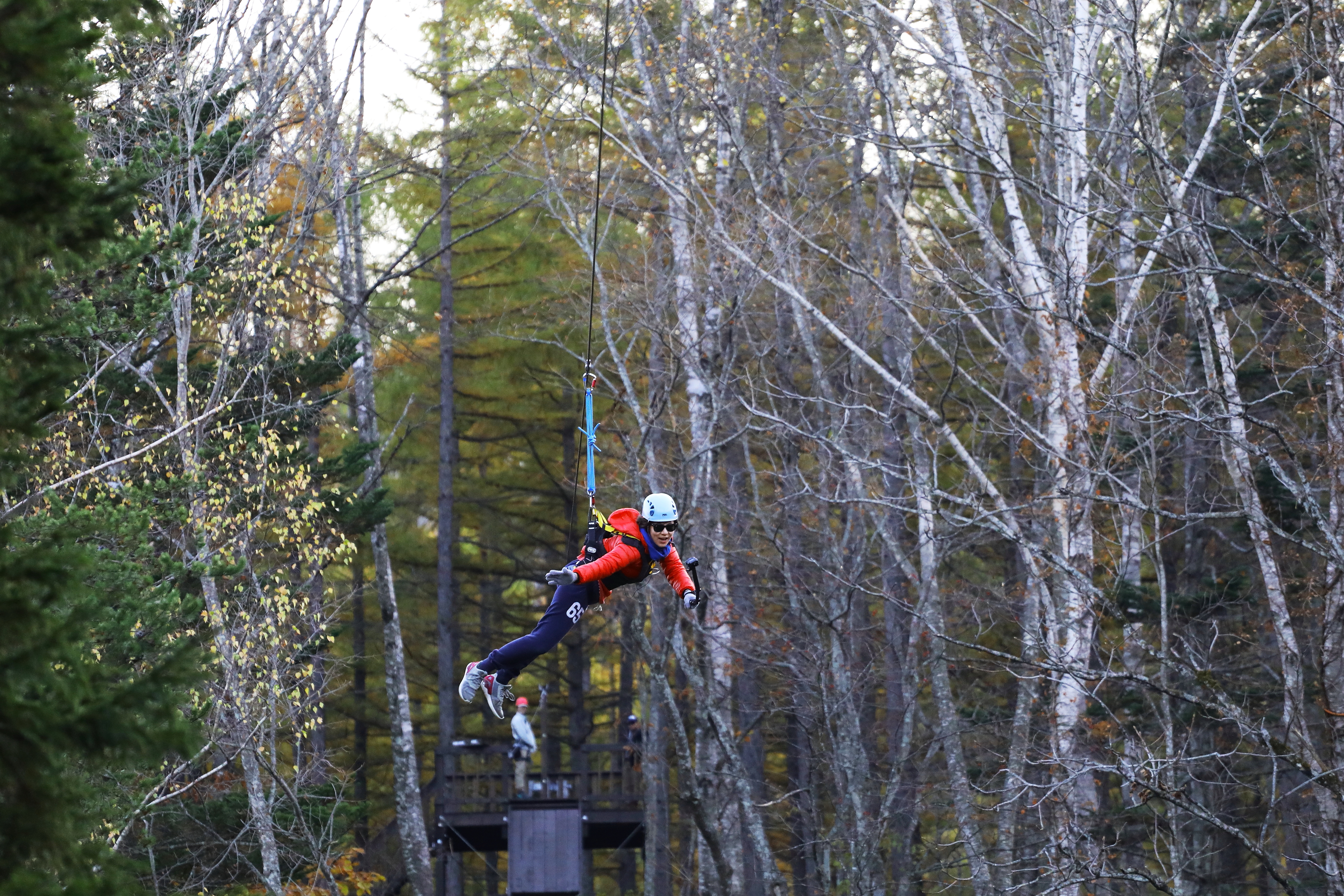 「然別湖自然中心」的Air Trip透過高空滑索，讓旅客體驗鳥類與飛鼠的視角。