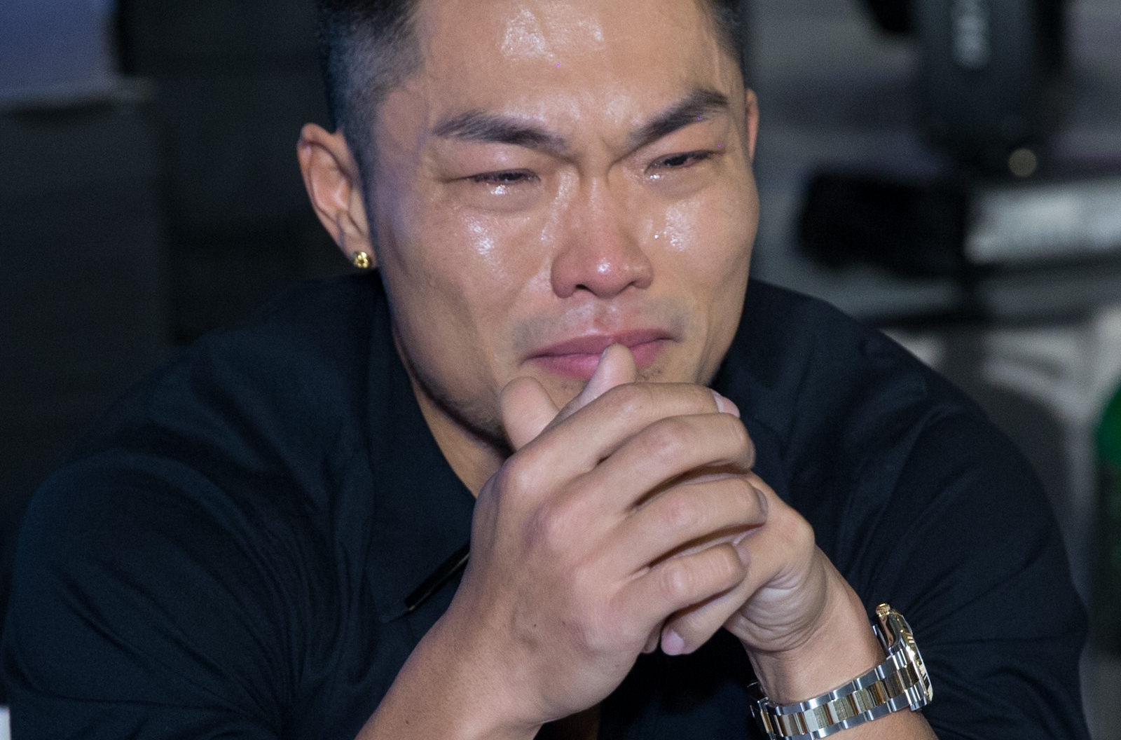 李玖哲受訪時淚崩，感謝這幾年低潮時相馬茜的不離不棄。（由你娛樂提供）