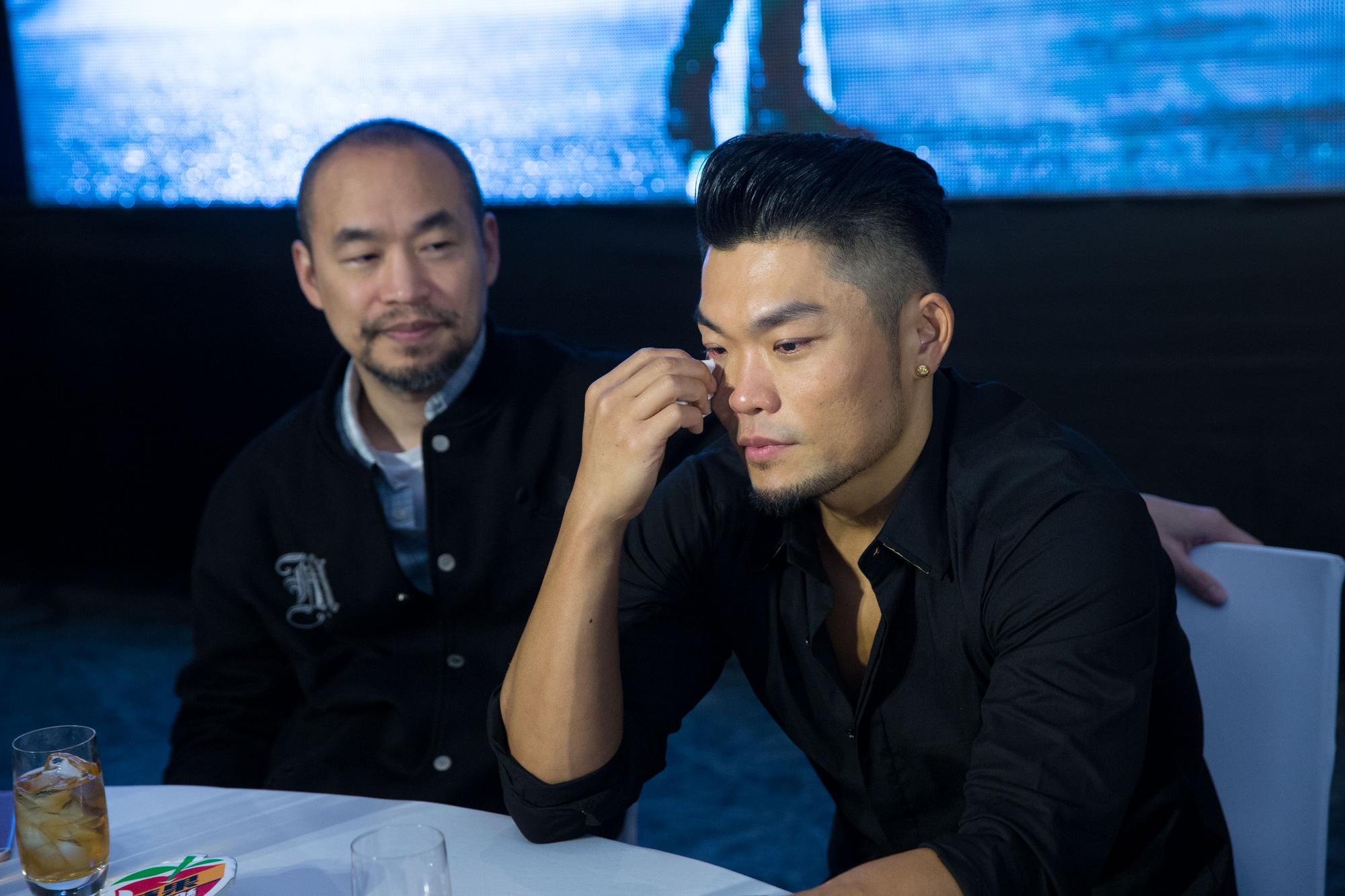李玖哲(右)受訪時淚崩,感謝這幾年低潮時相馬茜的不離不棄。(由你娛樂提供)