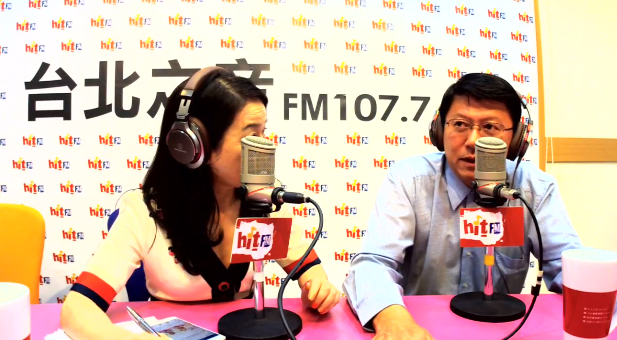 國民黨台南市黨部主委謝龍介（右）10月17日接受廣播節目主持人周玉蔻專訪時，以「鴛鴦水鴨」影射立委陳亭妃與台南市副議長郭信良有男女關係，遭陳亭妃提告。（翻攝《蔻蔻早餐》臉書粉絲團）