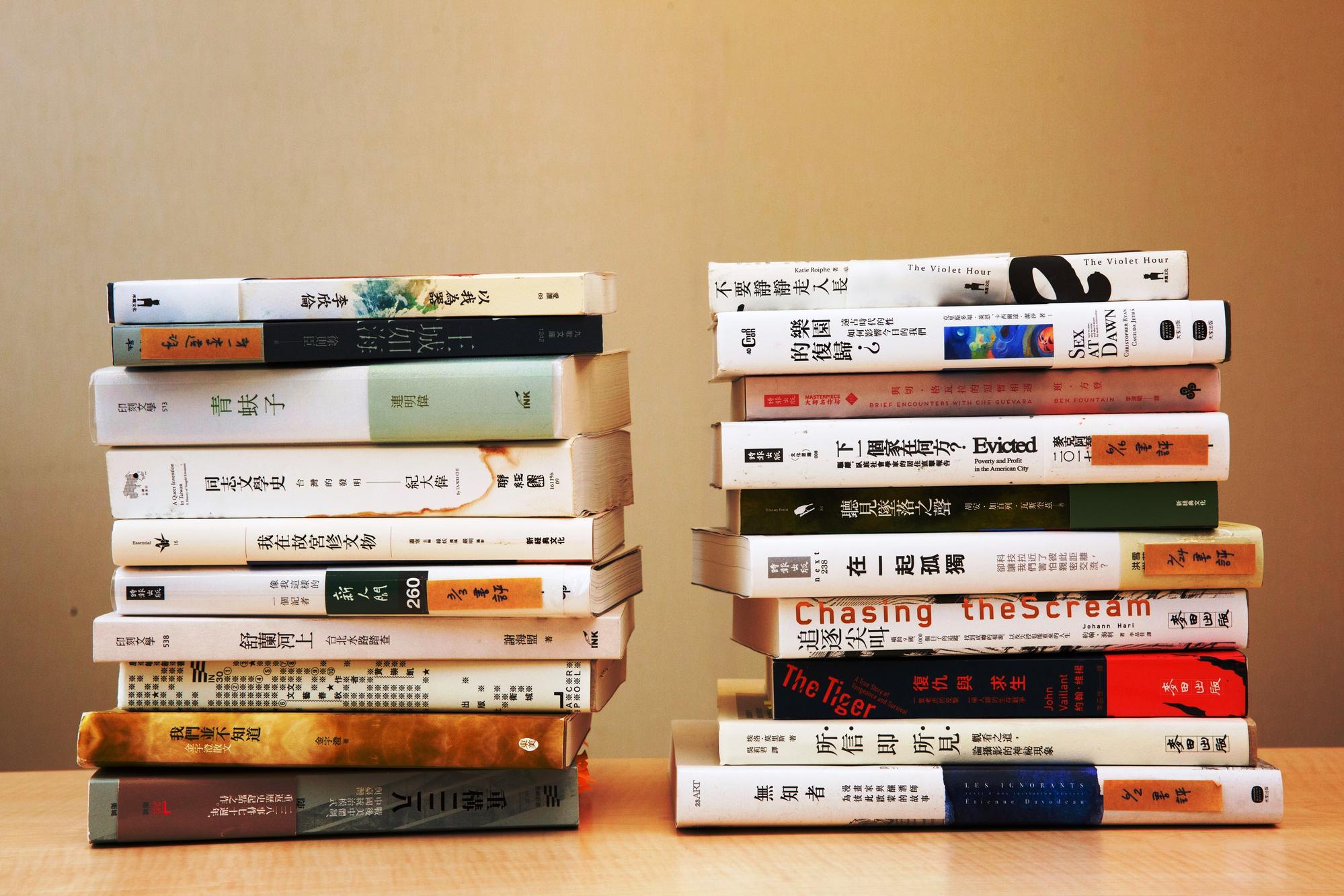 鏡週刊2017十大好書。左為華文創作類、右為翻譯類。