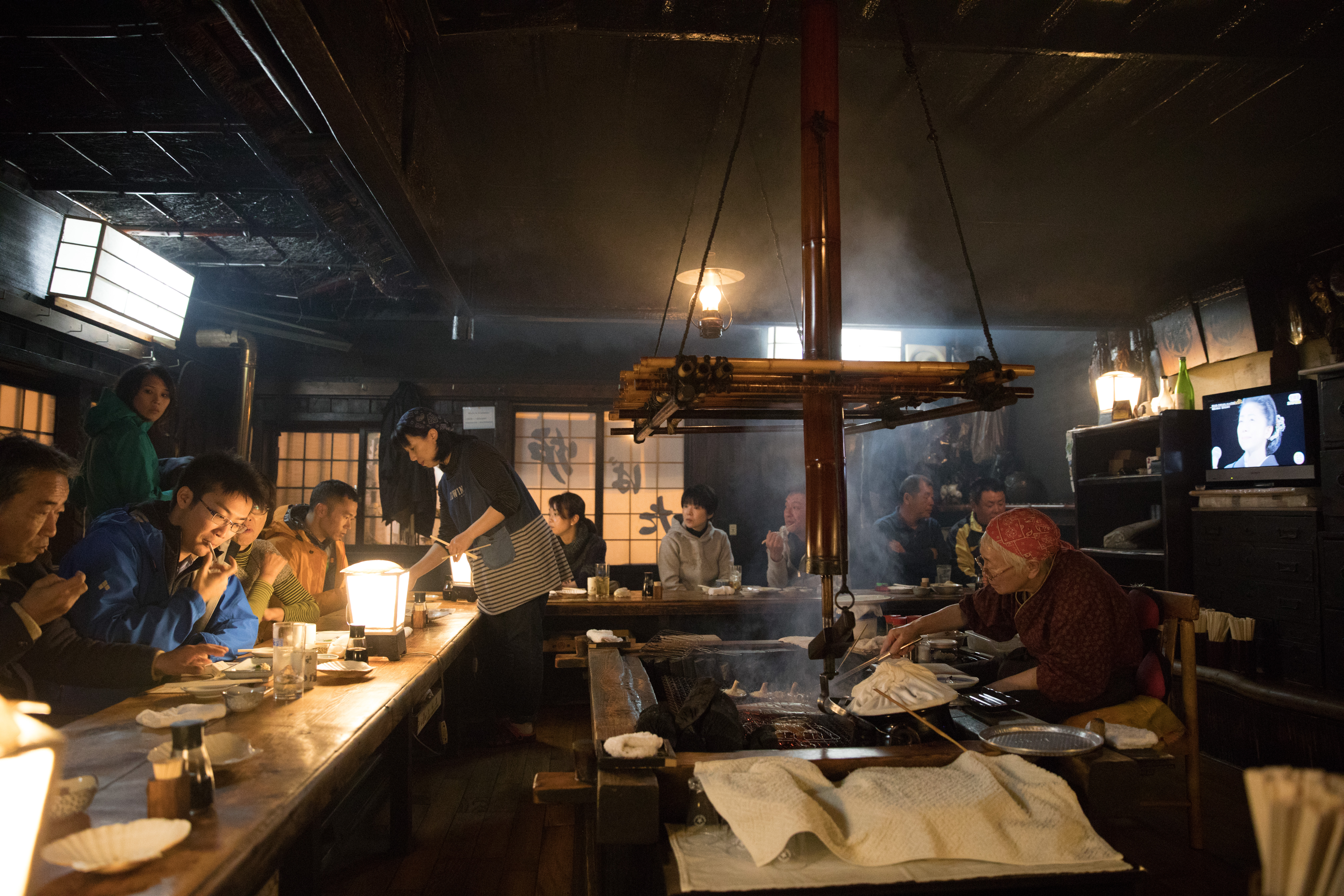 來到釧路就不能錯過在方形烤爐前，品嘗各種美味燒物的爐端燒。