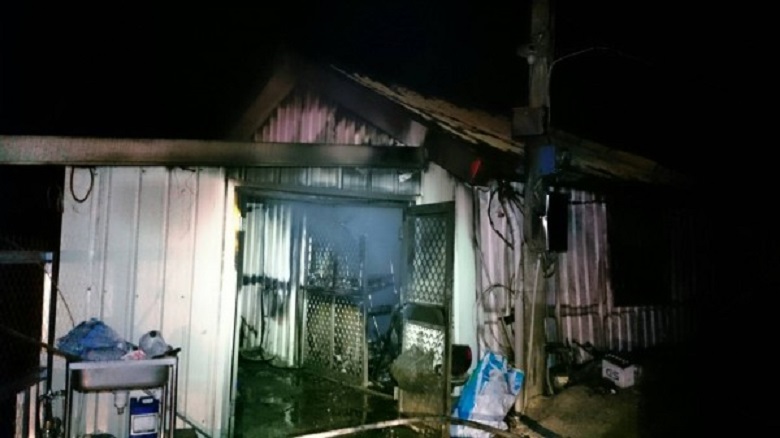 由於火場位於偏遠處，大火撲滅後，房屋付之一炬。（消防局提供）