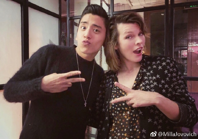 王大陸與蜜拉合拍新片《素人特攻》拍出好交情,兩人開心合照。(當樂娛樂提供)