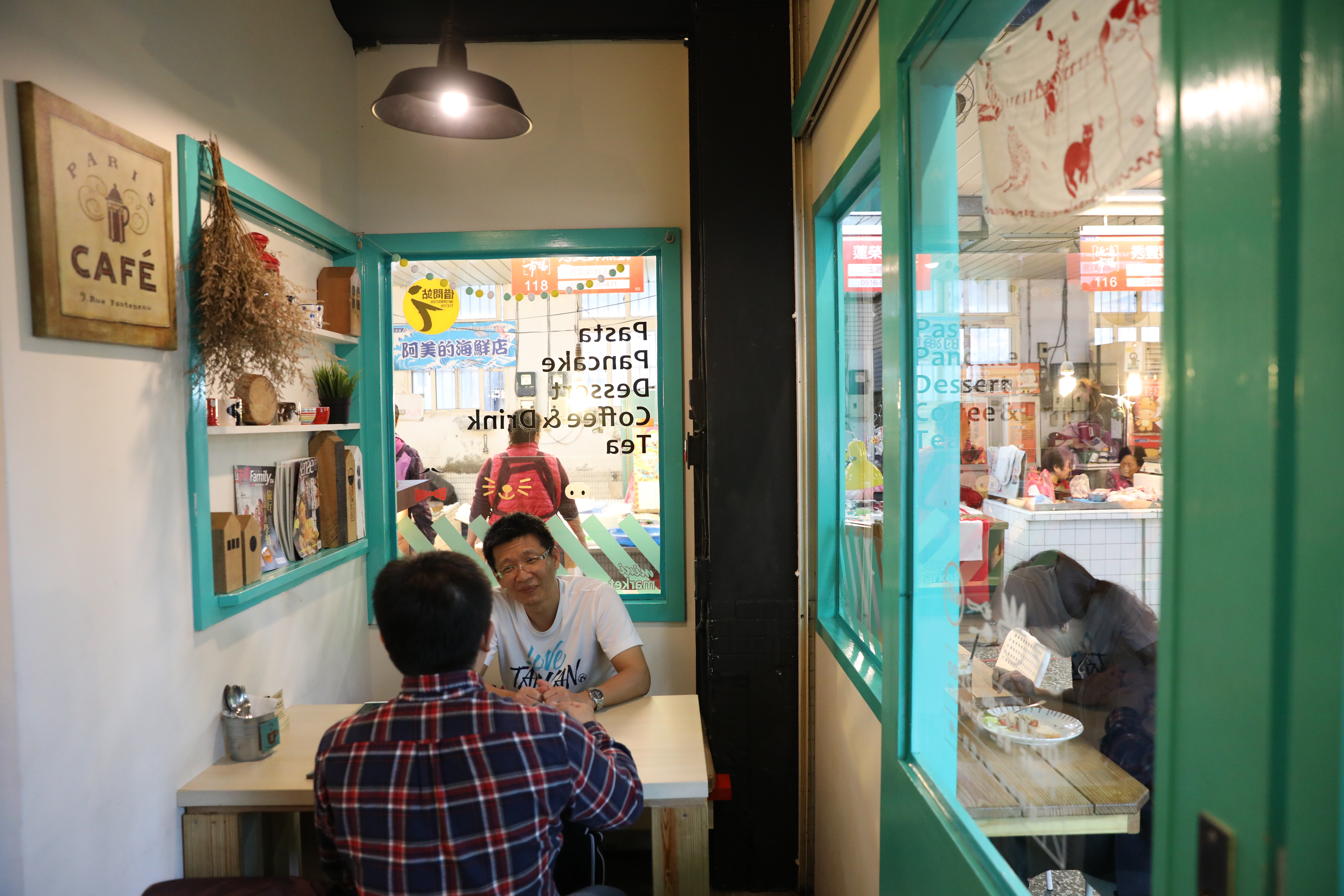 「小市場咖啡」隱身在基隆暖暖的「源遠市場」內。