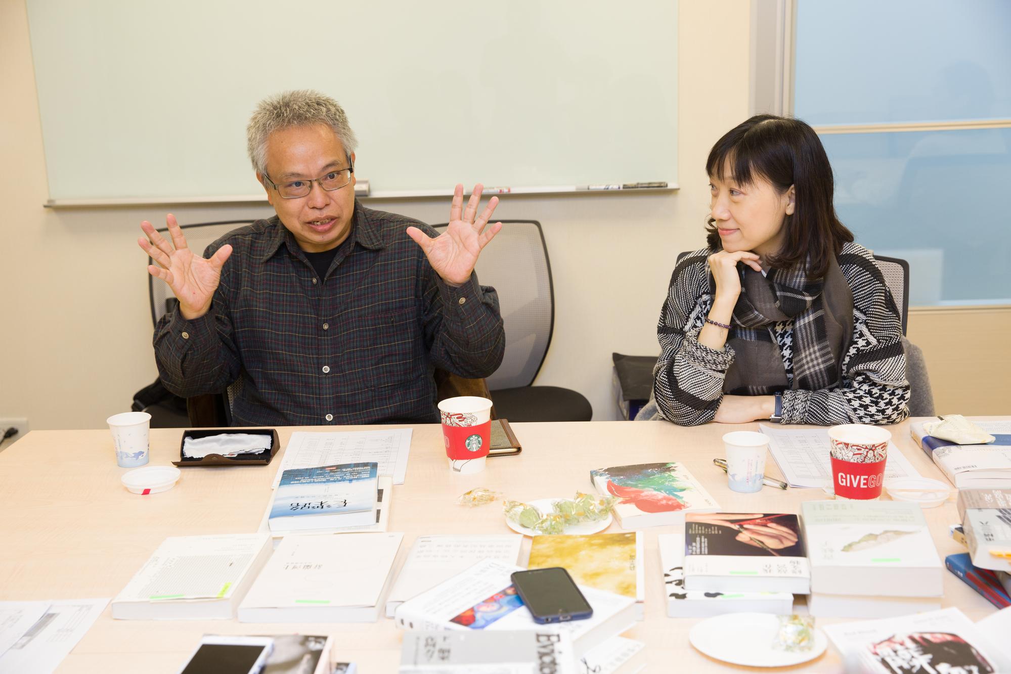 鏡週刊書評委員:傅月庵(左)、黃宗潔(右)。
