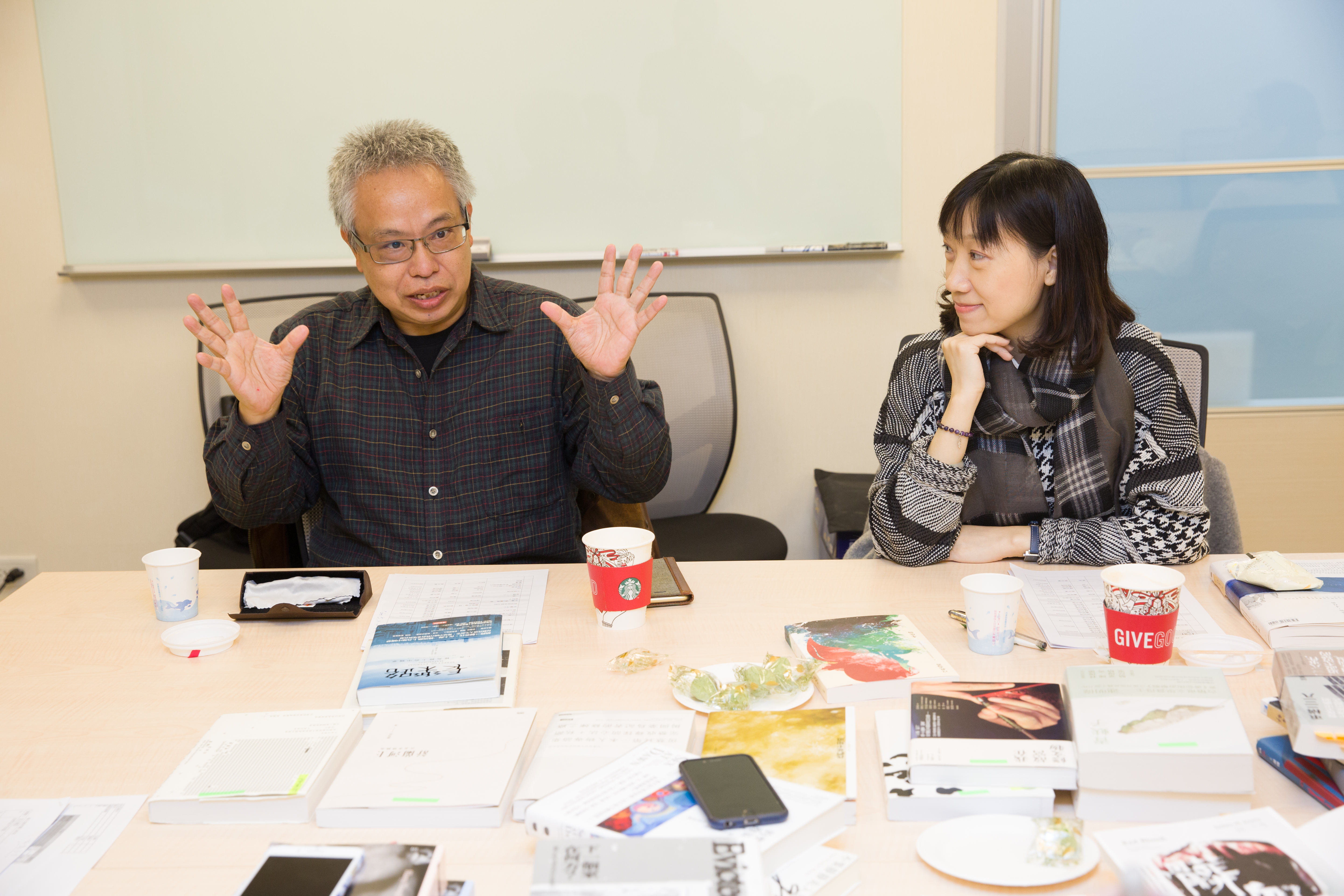 鏡週刊書評委員：傅月庵（左）、黃宗潔（右）。