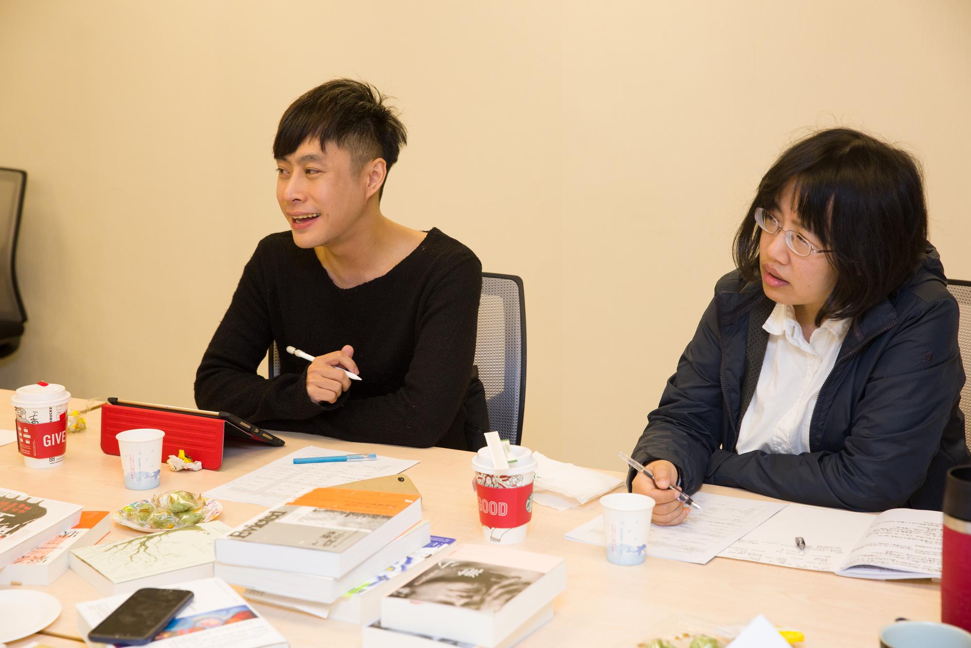 鏡週刊書評委員:陳栢青(左)、盧郁佳(右)。