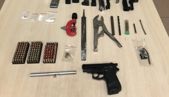 警方在王嫌住處搜出毒品、改造手槍2把、改造子彈141發、半成品與改槍工具1批。（警方提供）