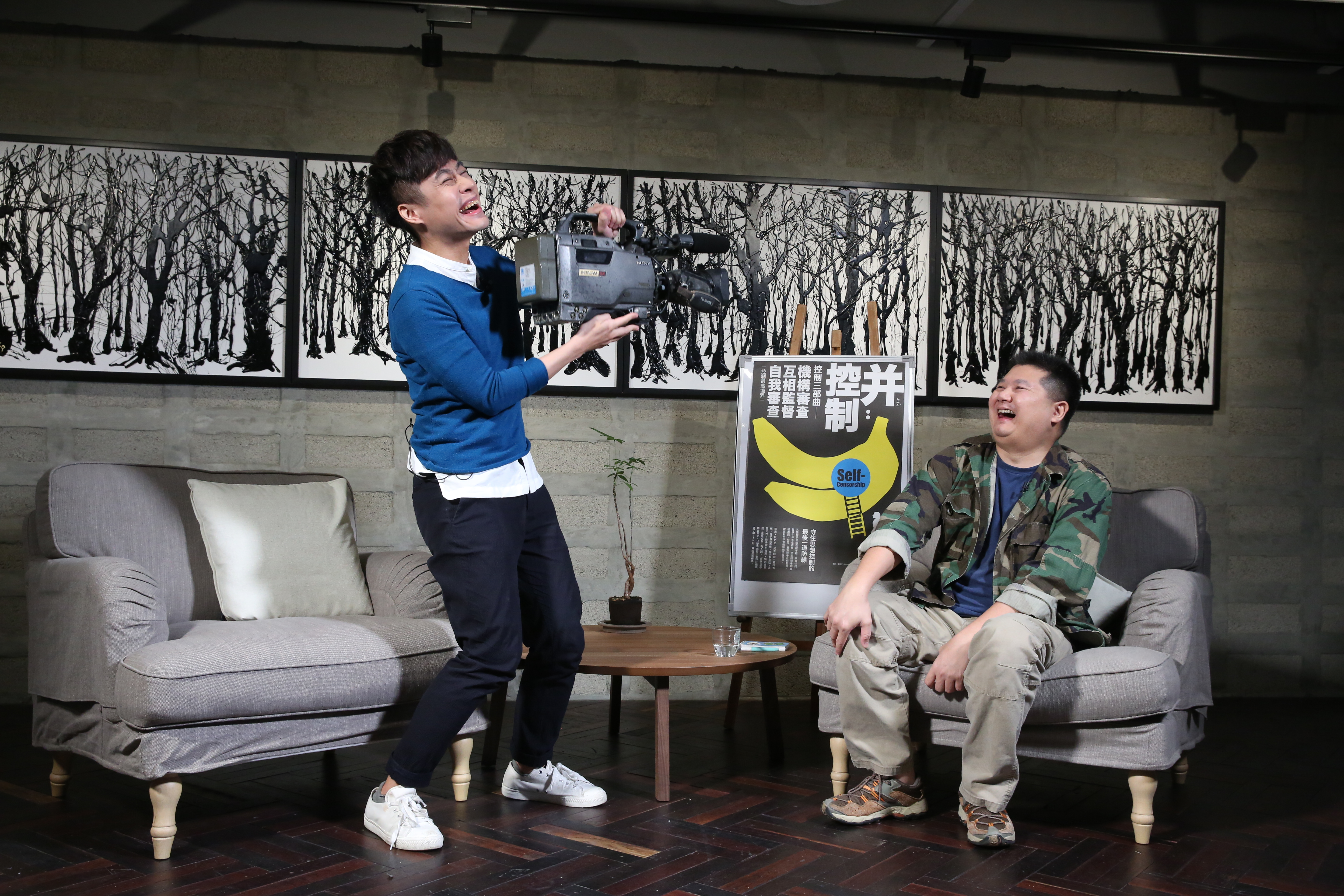《鏡相人間》由知名作家陳栢青（左）主持，本週專訪獨立紀錄片導演李惠仁（右）。