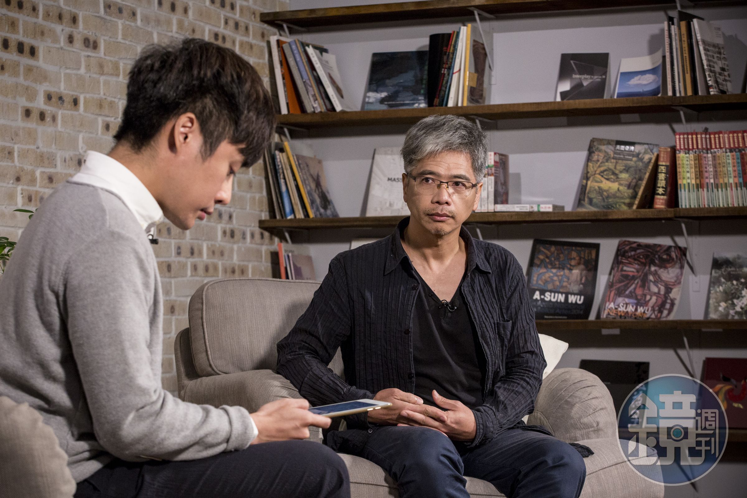 《鏡相人間》由知名作家陳栢青（左）主持，本週專訪獨立紀錄片導演侯俊明（右）。