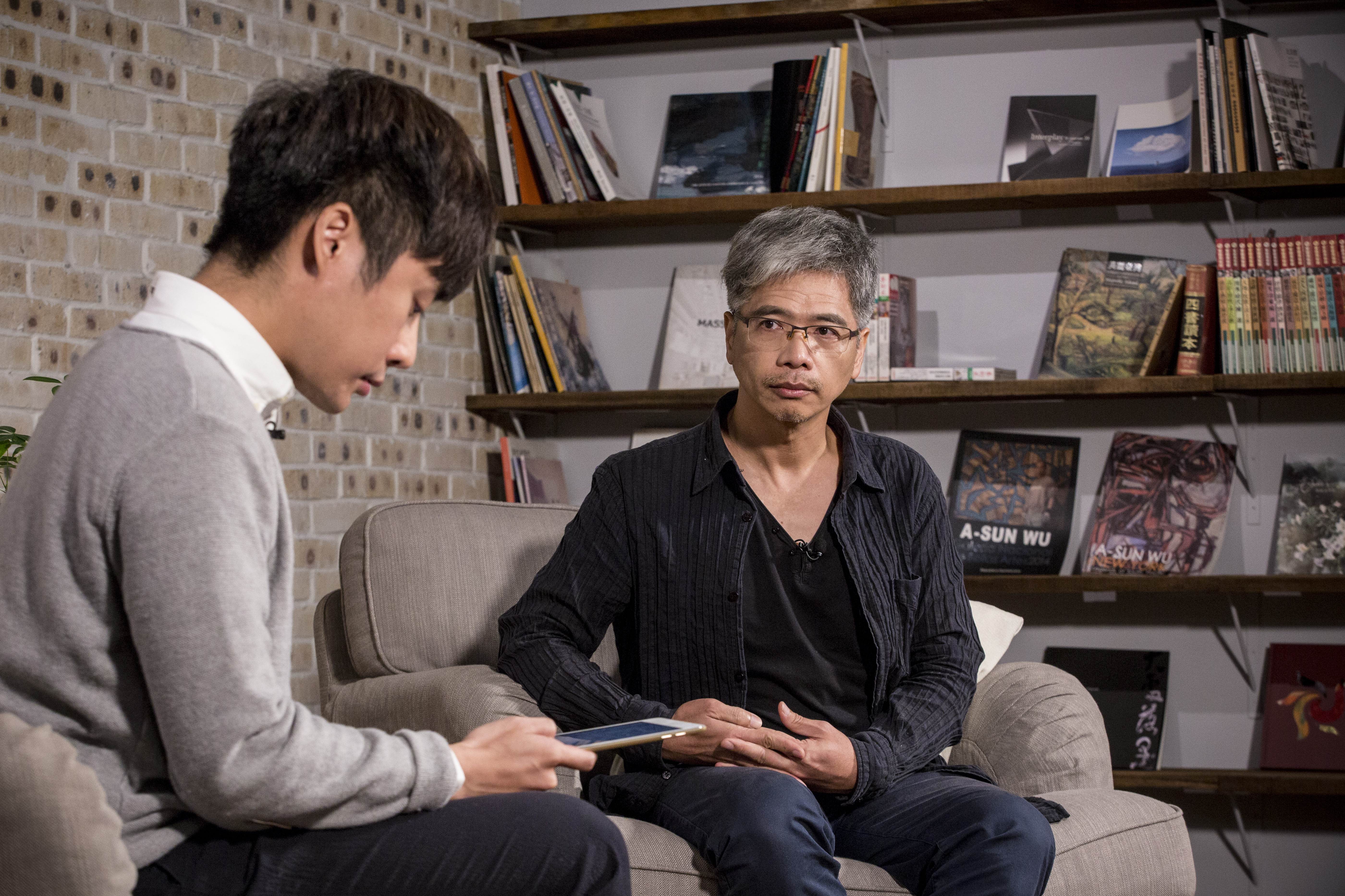 《鏡相人間》由知名作家陳栢青（左）主持，本週專訪獨立紀錄片導演侯俊明（右）。
