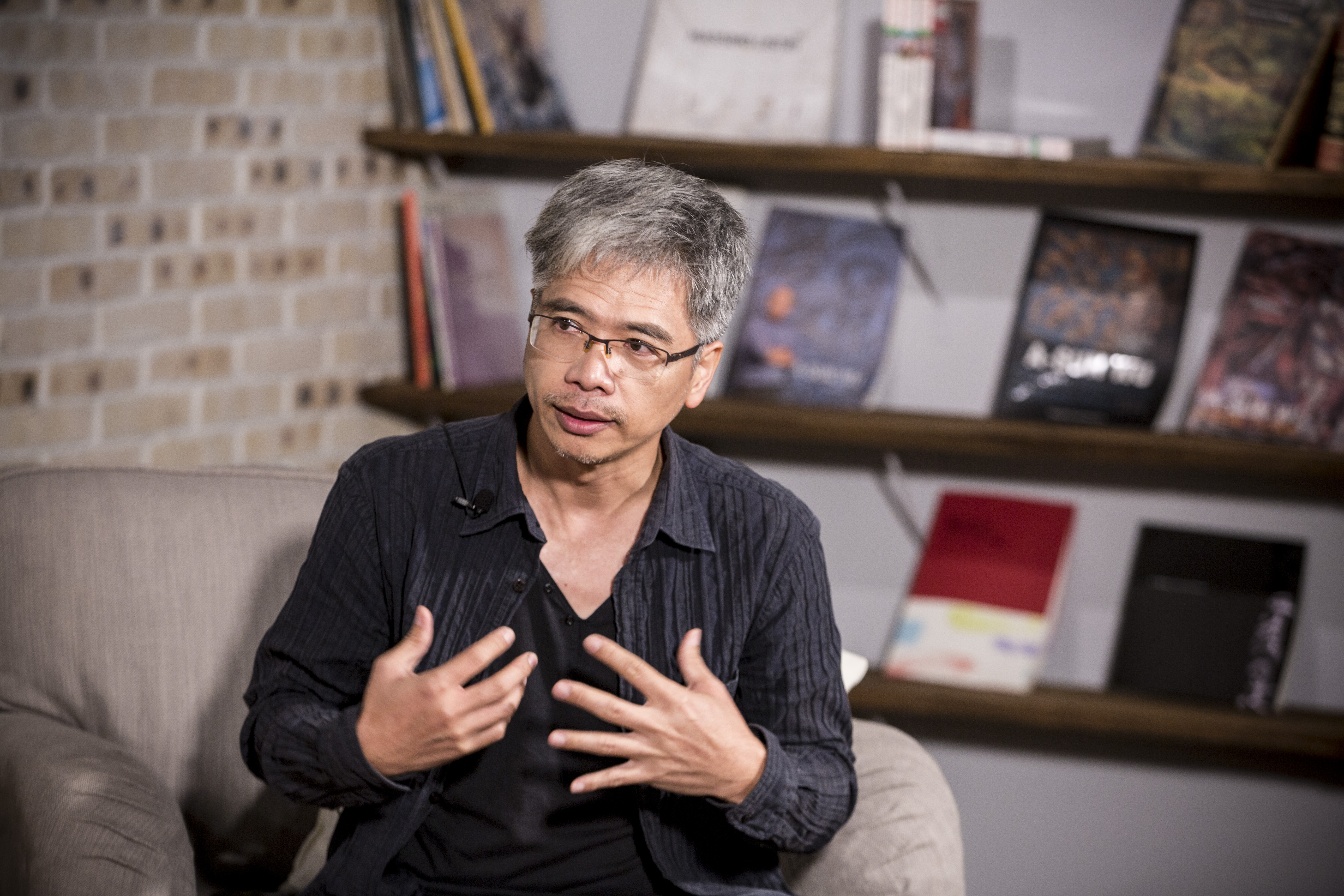 侯俊明的手經過別人身體，他的創作開啟別人的黑洞。