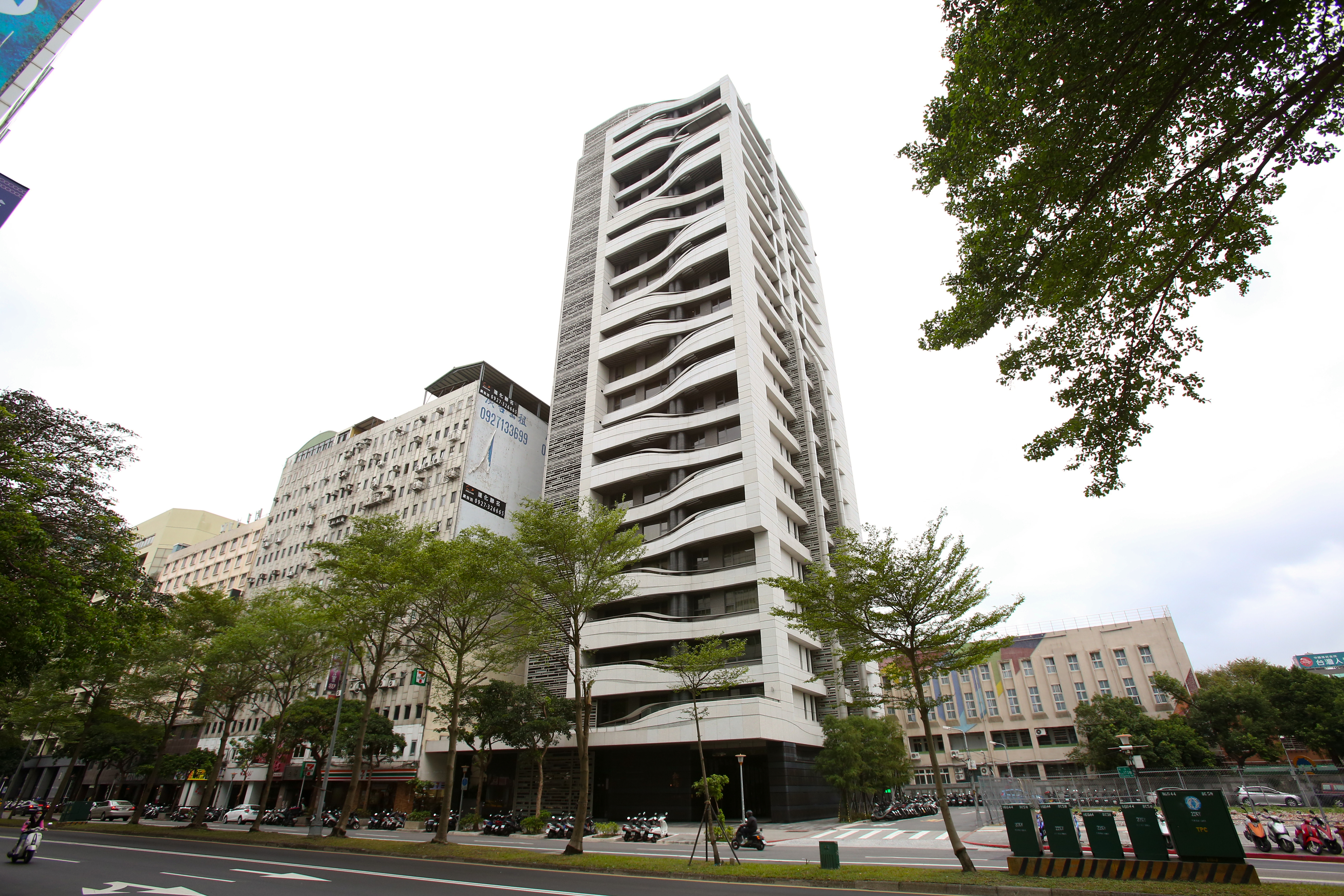 今年全國房屋買賣移轉件數可望成長8.2～10.2％的年增率，但台北市僅增長6％，相對落後。