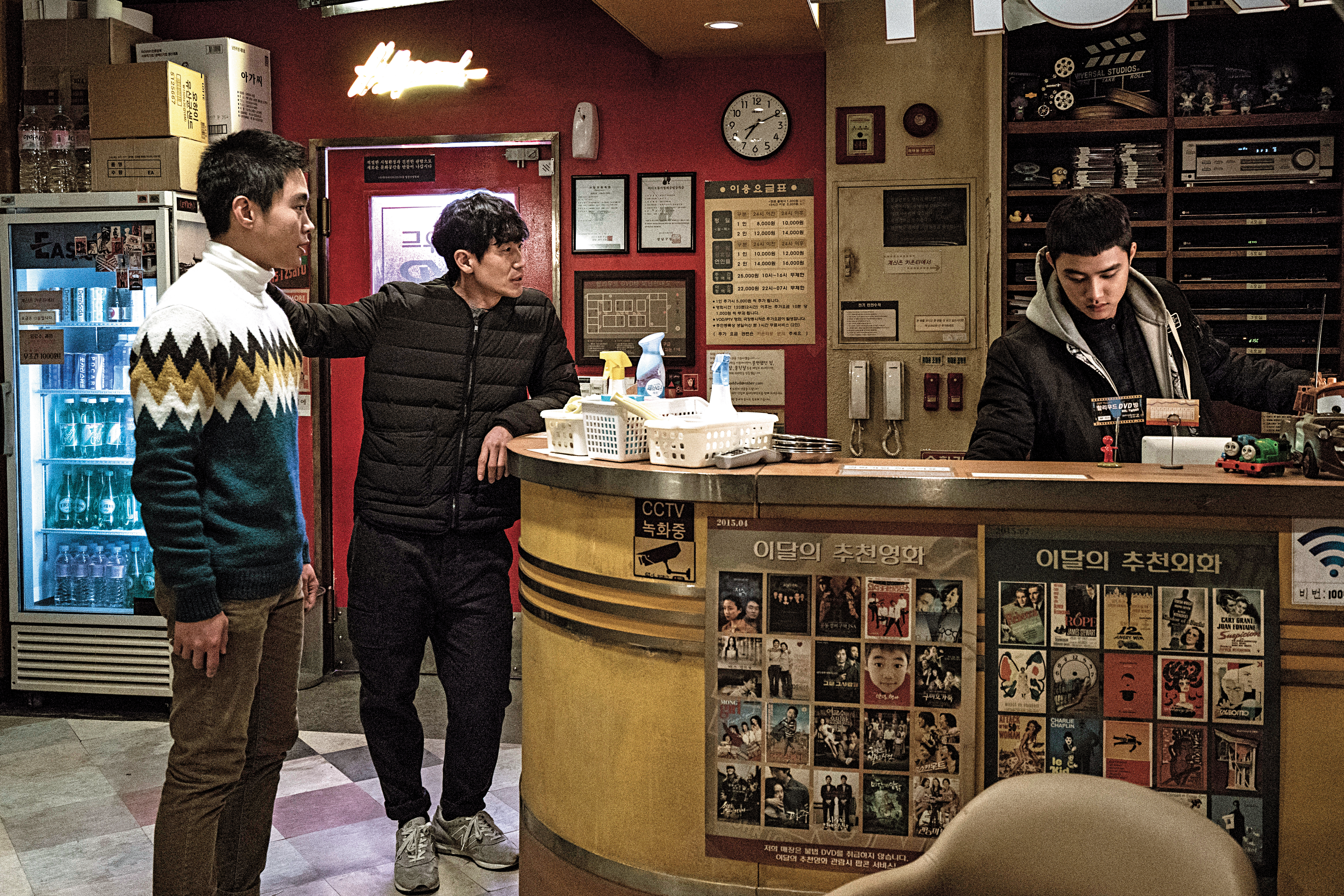 《屍蹤7號房》藉DVD影音館老闆申河均（中），與打工仔都敬秀（右）、朝鮮族金東英（左）之間荒謬的故事，呈現韓國日益嚴重的失業及歧視問題。