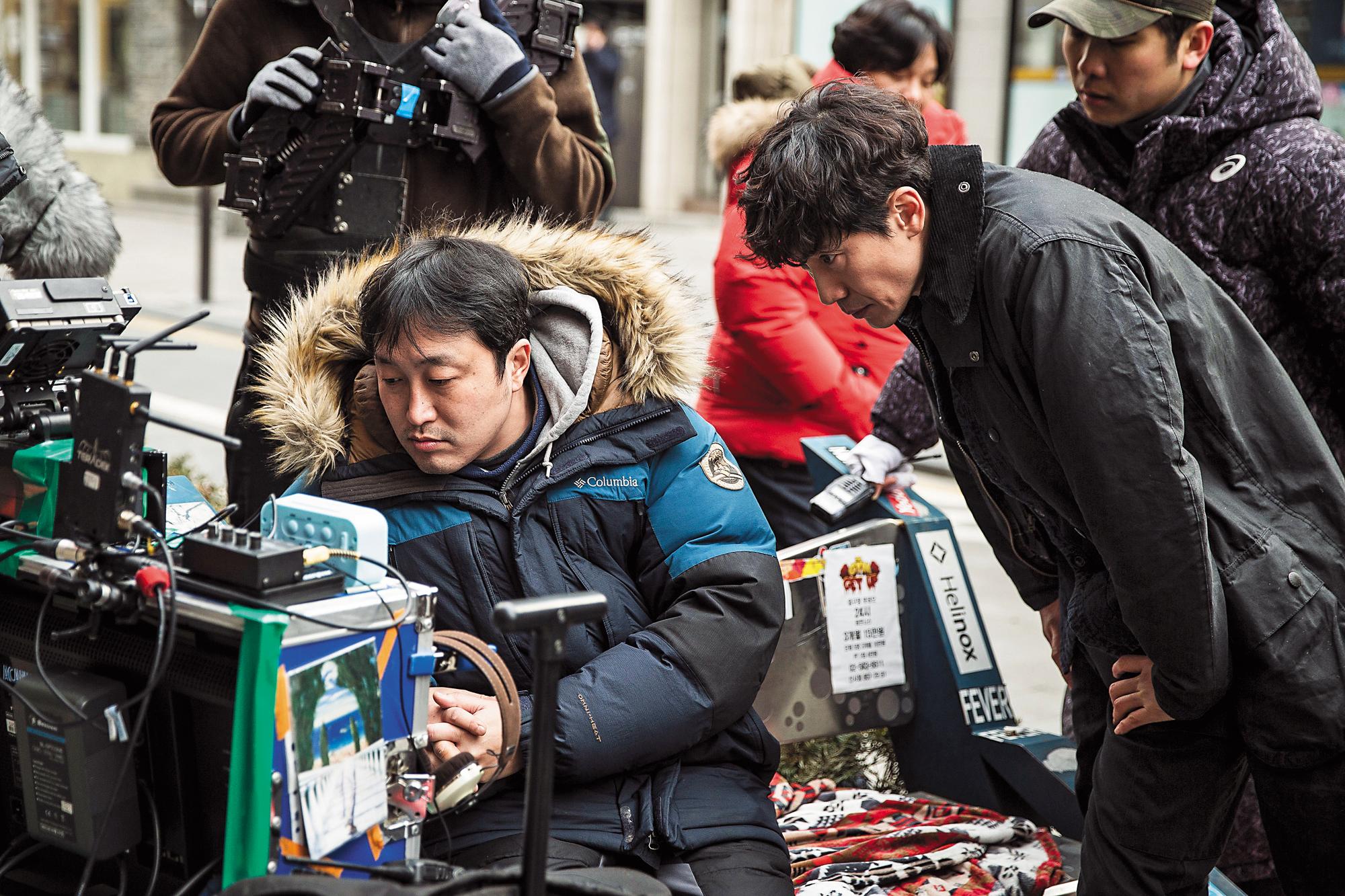 李容承(左)拍完每場戲,會請演員親自在小螢幕確認自己的演出,並互相深入討論。右為男主角申河均。