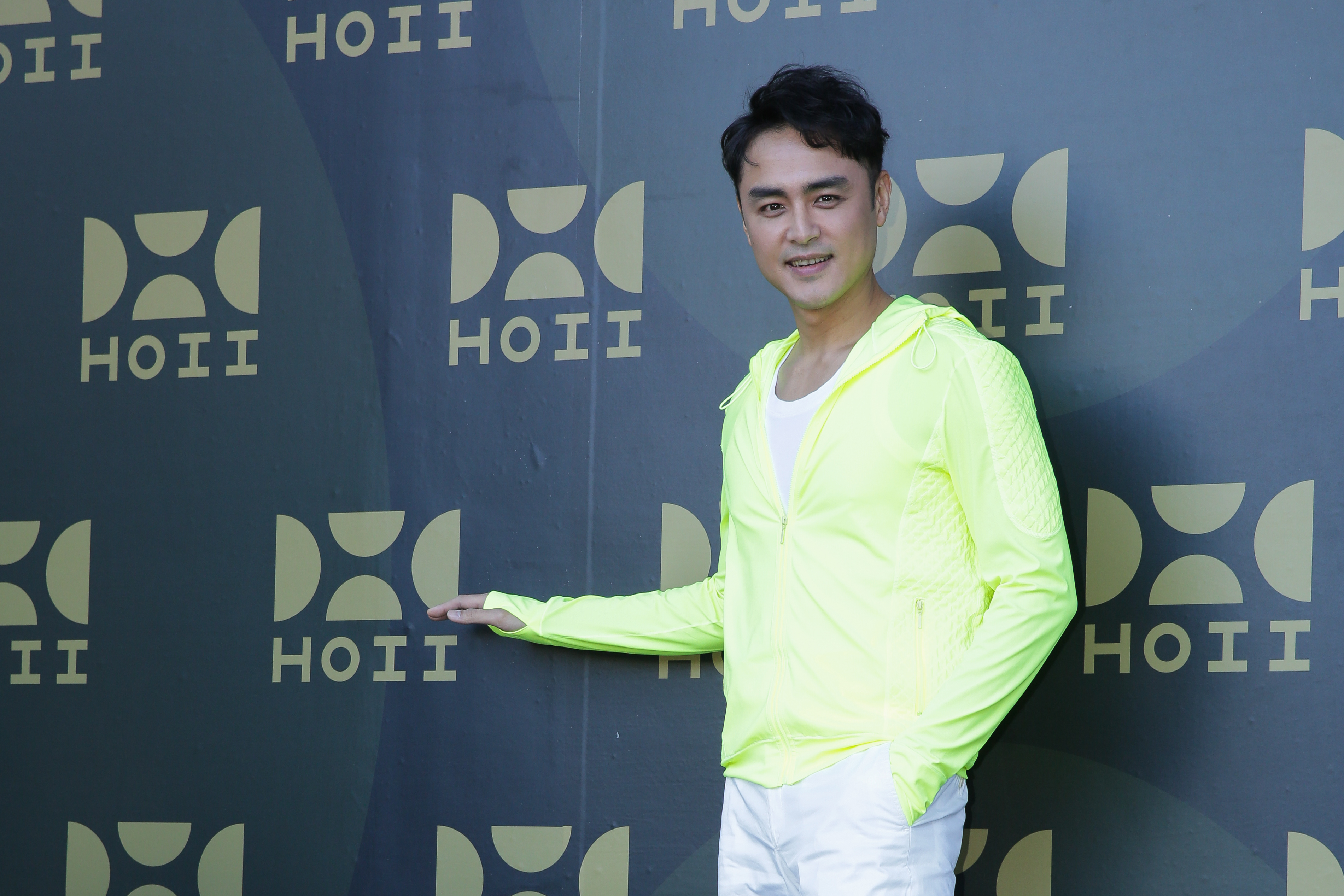 明道先前被本刊拍到和前女團「KISS」成員王婷萱牽手散步，他表示兩人只是好朋友。