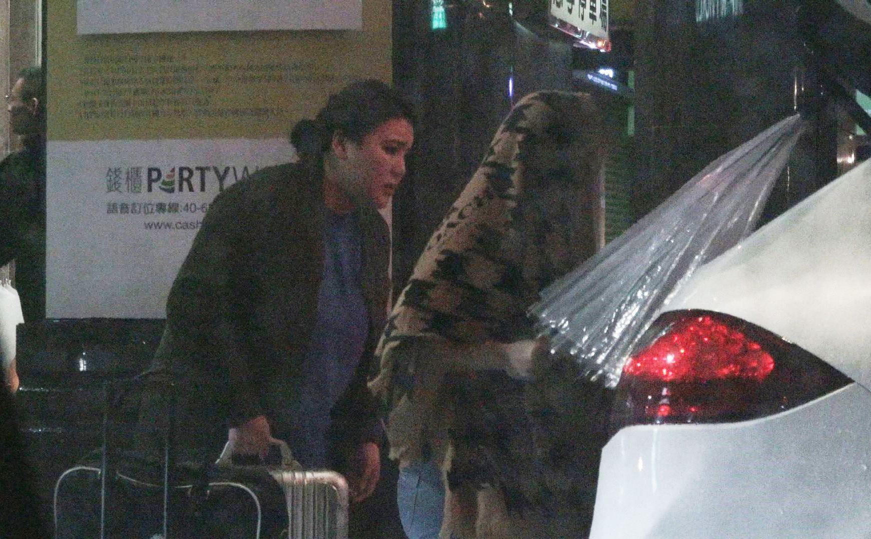 【獨家有片神新聞】小禎保時捷休旅車後　化身「扛」壩子