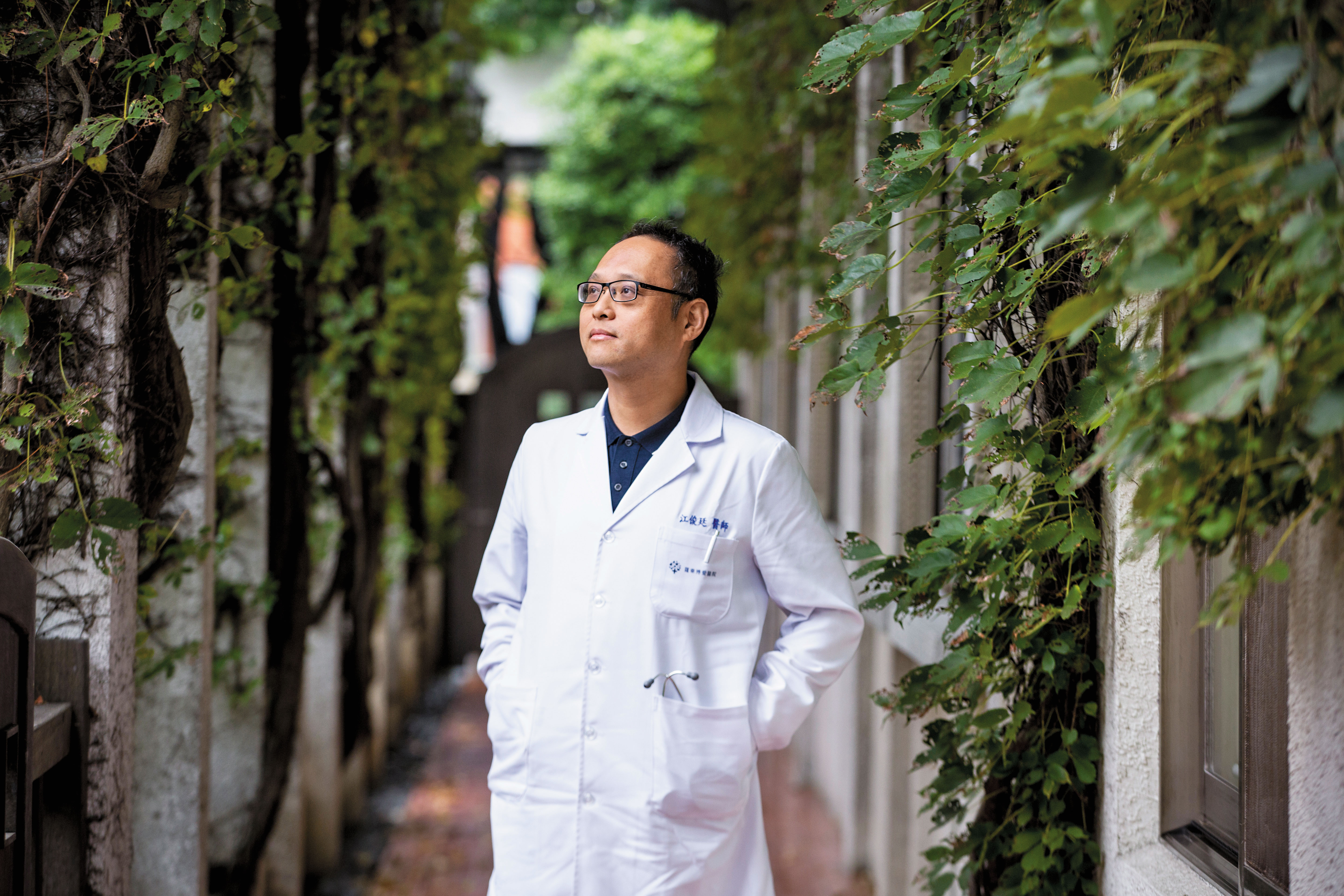 江俊廷是羅東博愛醫院神經外科醫師，他也曾是癌症末期病人，對他來說，現在正是他的第二人生。