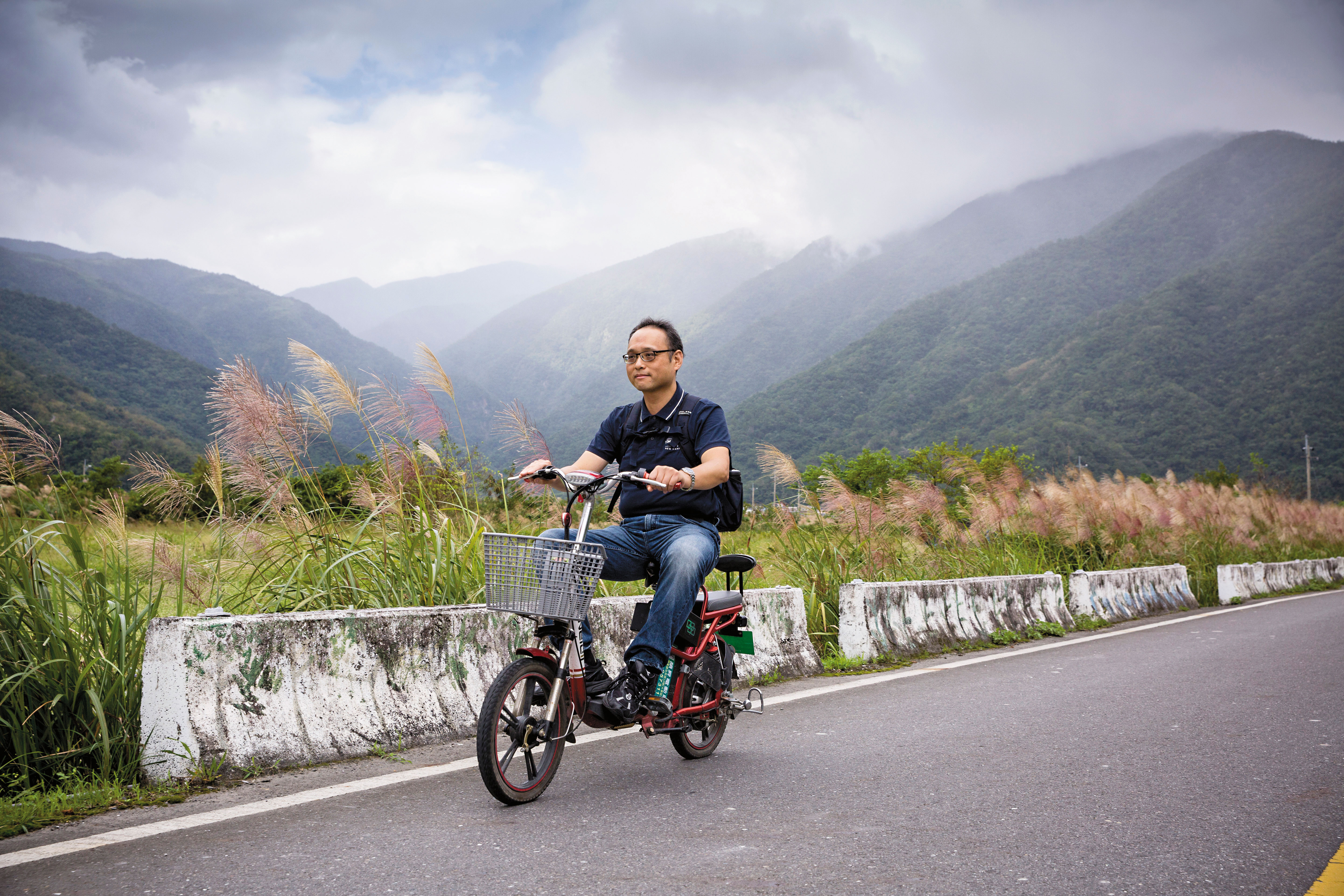 離開老家台中，江俊廷來到人生地不熟的宜蘭，還遠赴更南端的南澳，騎著電動腳踏車進鄉探視病人。