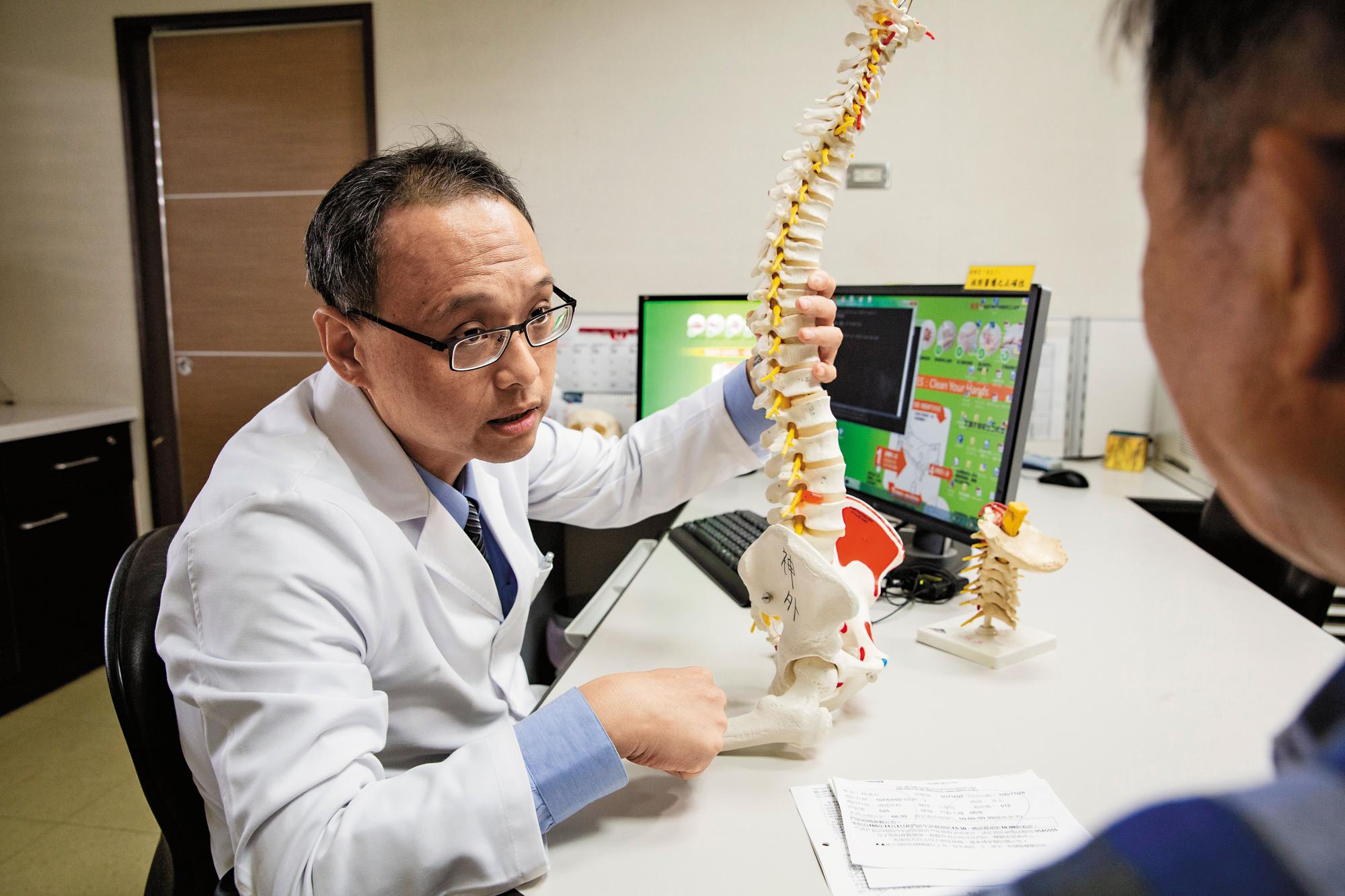 江俊廷愛跟病人聊天,他曾打趣說,醫生好比現代道士,白袍就是他的道袍,透過「話療」,醫生可從病人的生活,尋找疼痛的起因。