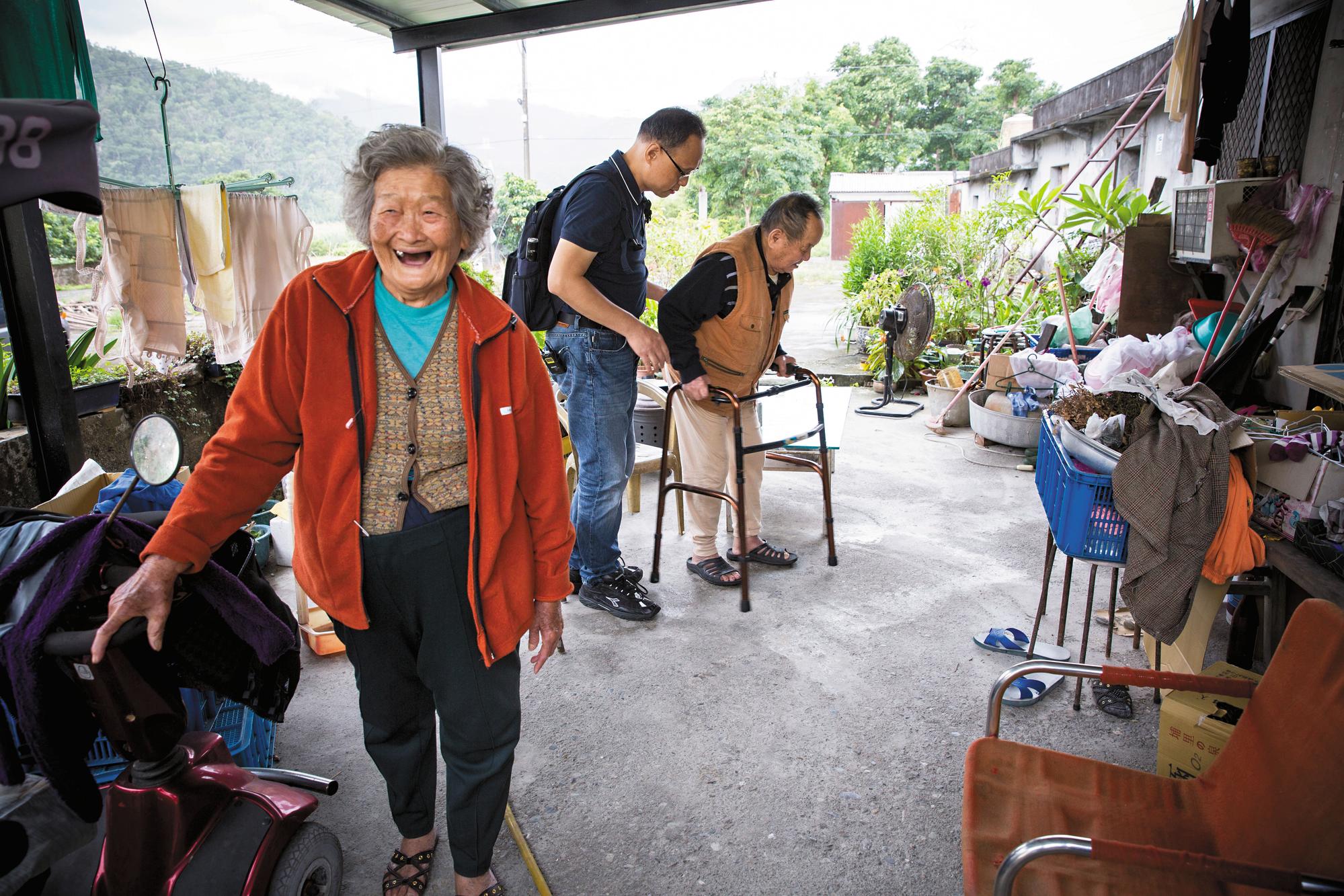 這天，江俊廷（中）又來說服高齡86歲的張楓（右）多走路，看見先生終於願意起身，太太林阿有（前）笑得合不攏嘴。