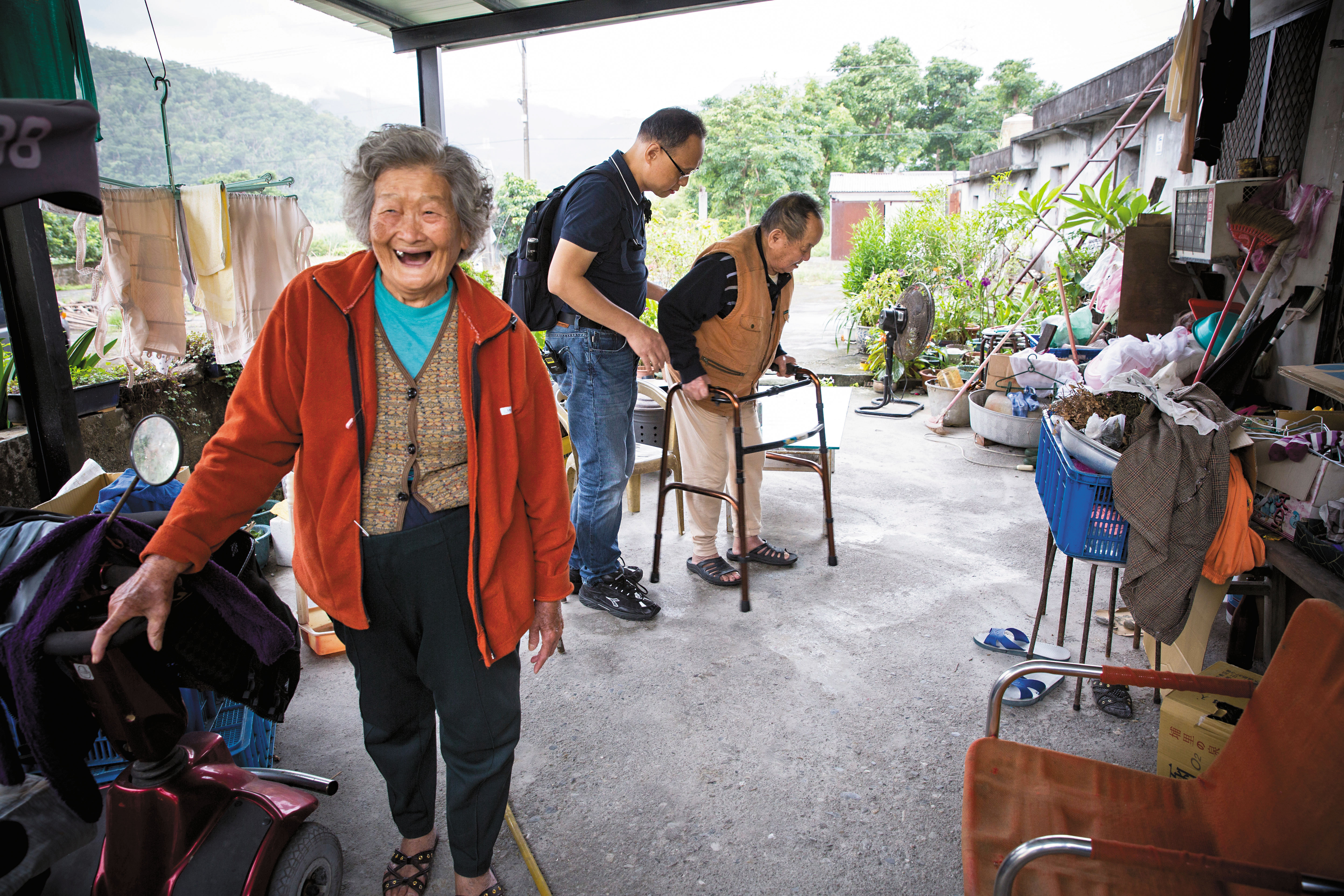 這天，江俊廷（中）又來說服高齡86歲的張楓（右）多走路，看見先生終於願意起身，太太林阿有（前）笑得合不攏嘴。