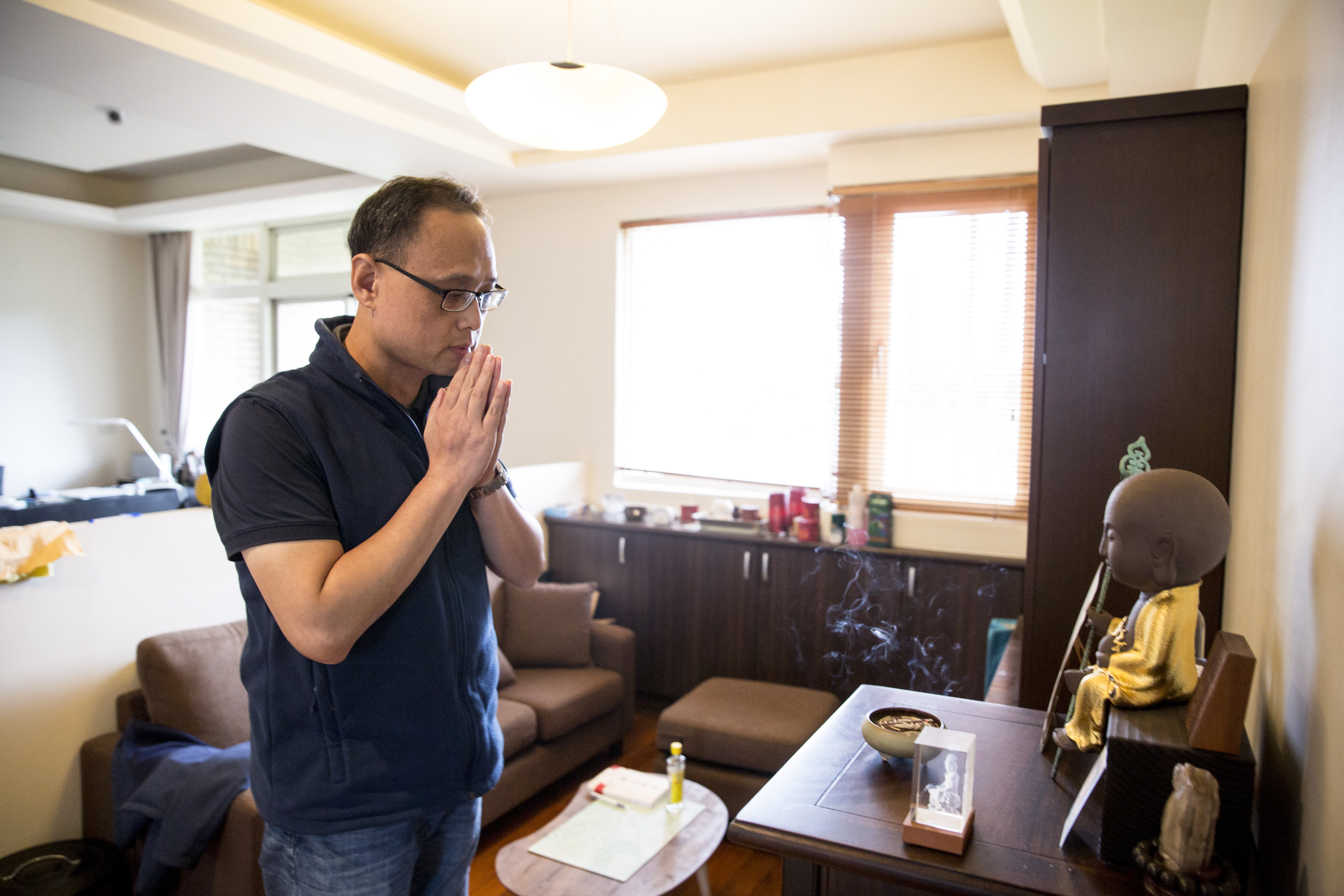 每天出門前，江俊廷會在菩薩前雙手合十祝禱，期許今天多結善緣。