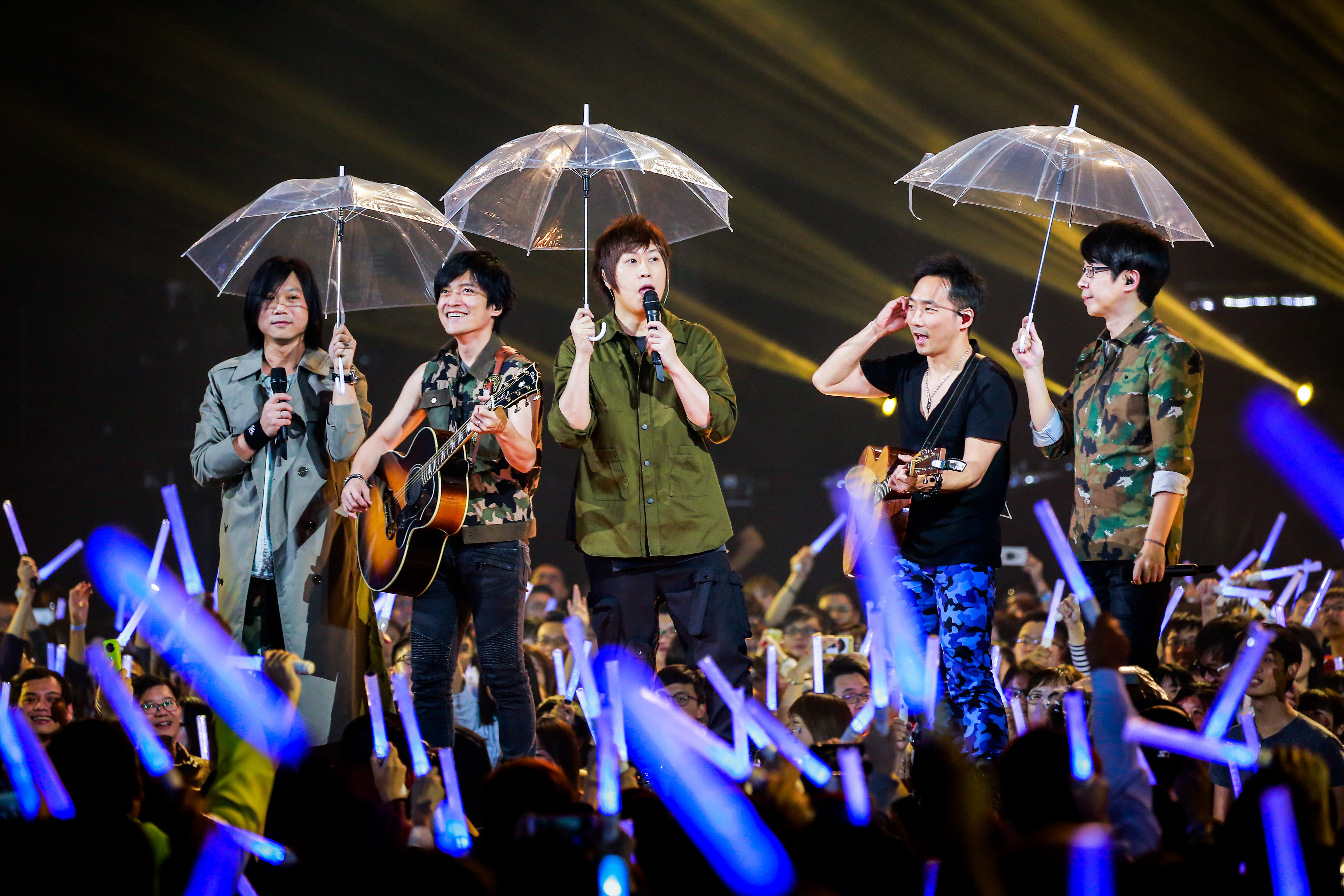 五月天不只石頭（右2）、怪獸（左2）愛演電影，這幾年五月天更是國片投資大戶，可惜電影投資案僅《五月天追夢3DNA》賣座，相信音樂年底裁撤電影部門，應與此不無關係。