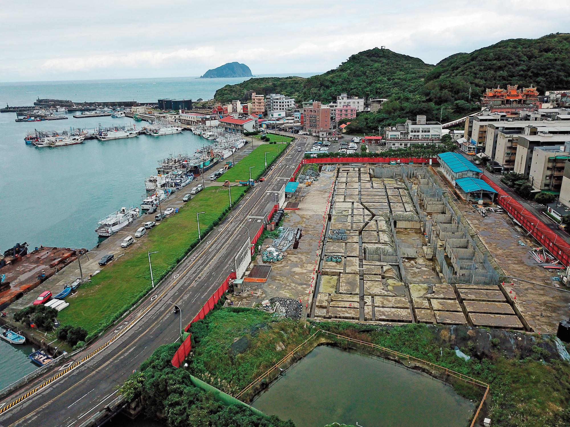 海洋生態展示館原訂今年5月應該完工,但至今仍僅完成地基,慶陽因此遭海科館解約。