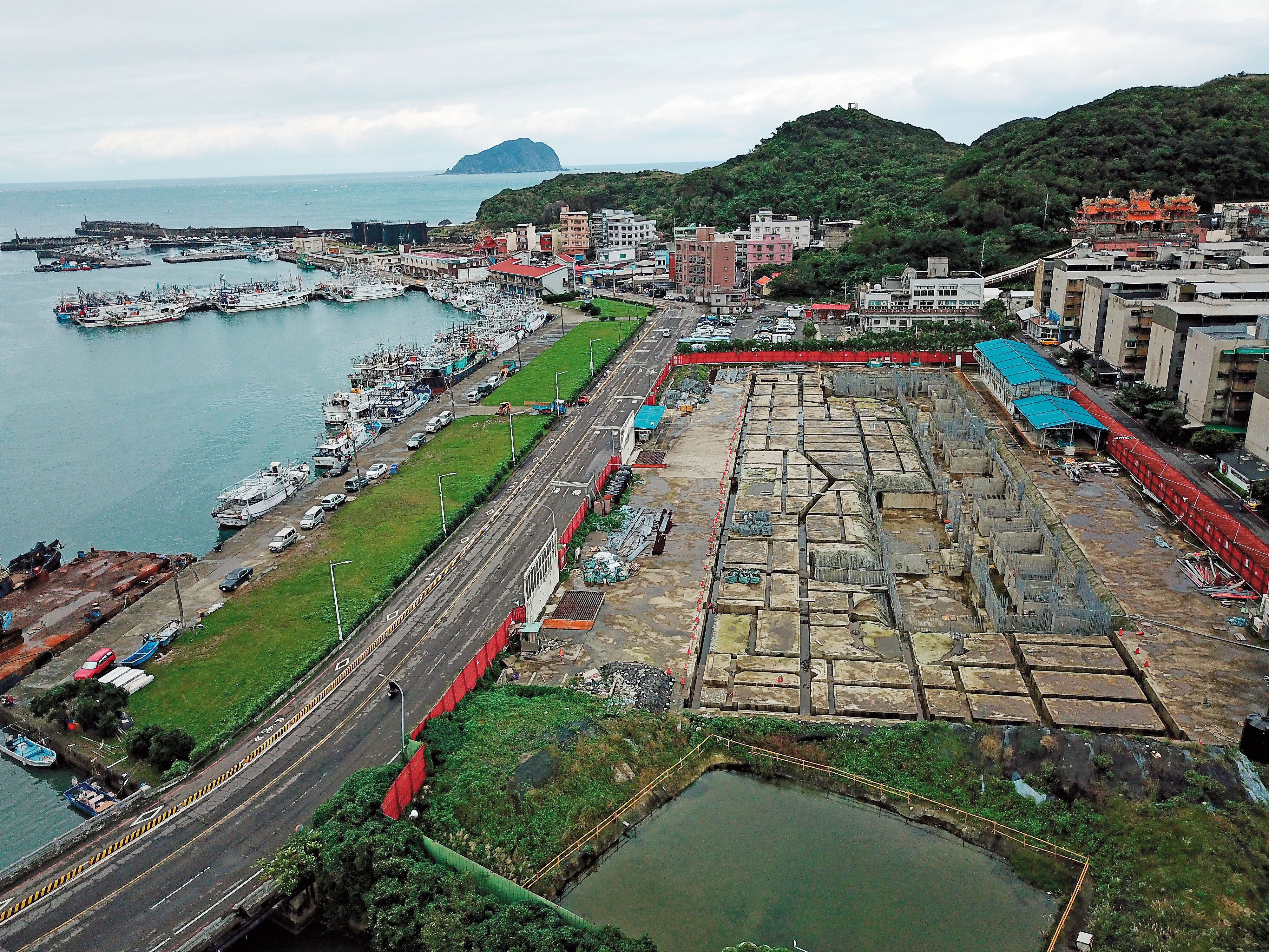 海洋生態展示館原訂今年5月應該完工，但至今仍僅完成地基，慶陽因此遭海科館解約。