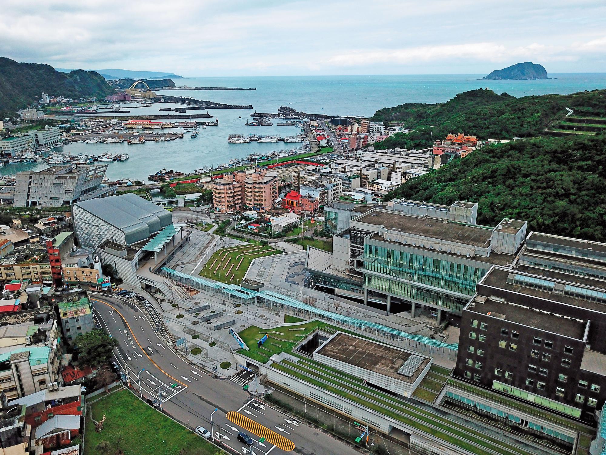海生館緊鄰八斗子漁港，原本寄望落成後可以為基隆帶來人潮，但4年過去了仍是一片大工地。