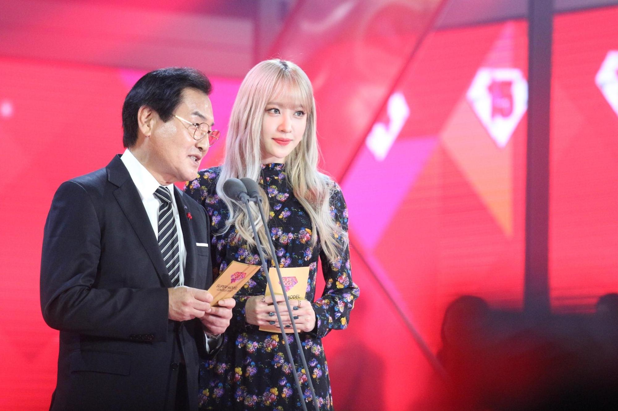 EXID成員哈妮(右)與主辦單位代表共同頒發直播觀眾參與票選的「ICON獎」。