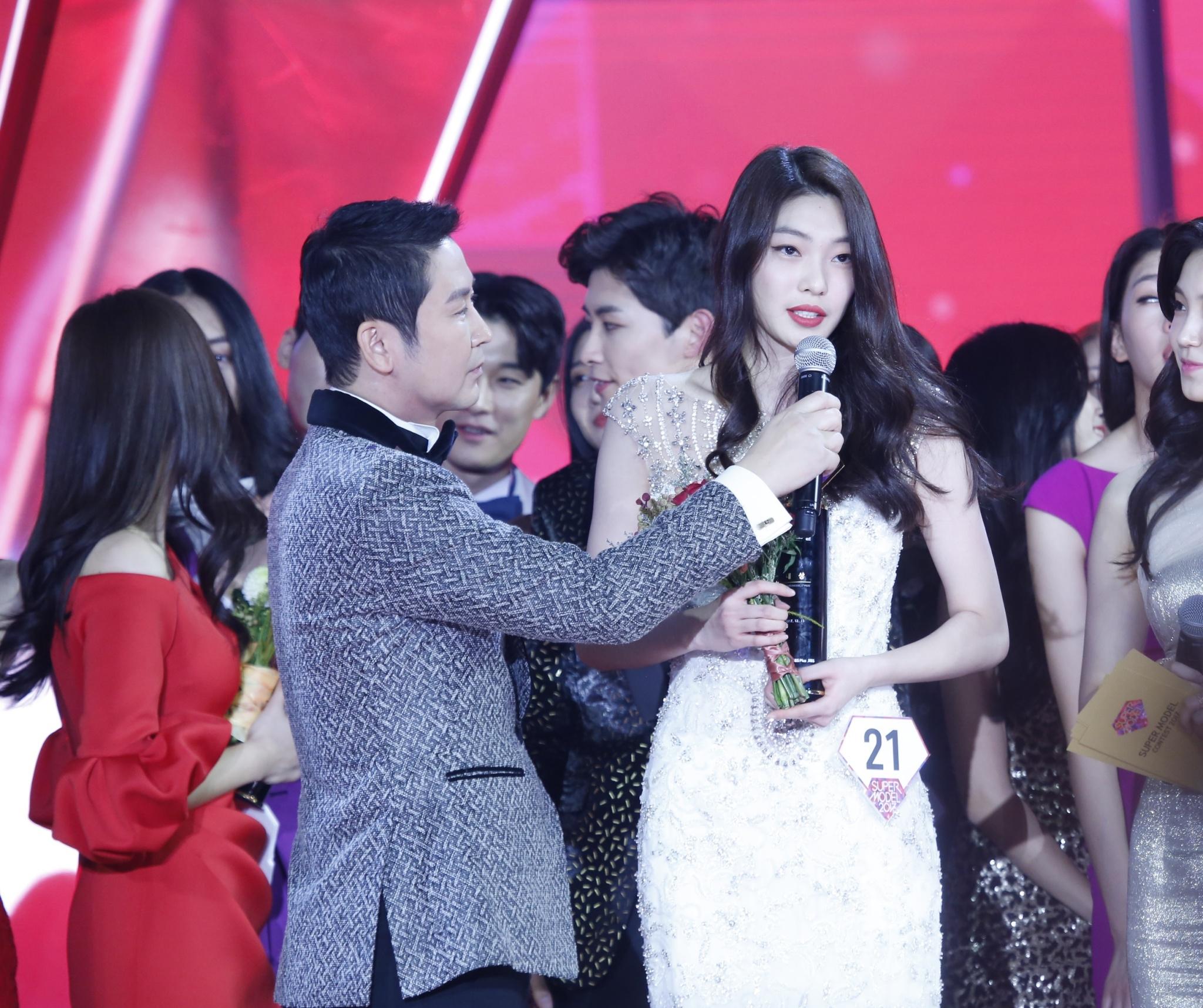 2017南韓超模冠軍由年僅17歲的金秀彬（右）獲得，得奬的她開心接受主持人申東燁訪問。