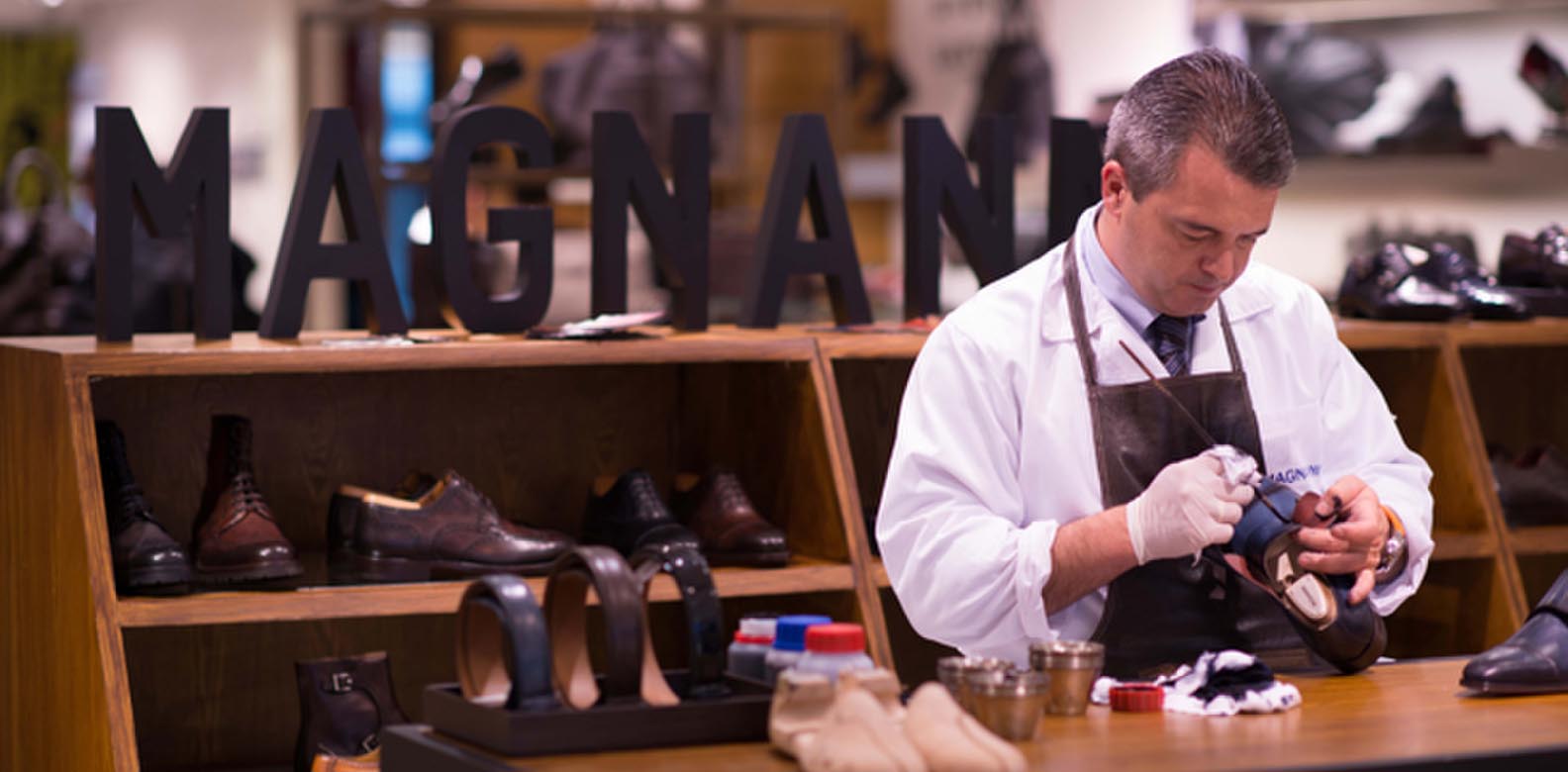 西班牙手工男鞋品牌MAGNANNI第三代Miguel Blanco來台，現場示範彩繪手工鞋。（SOGO提供）