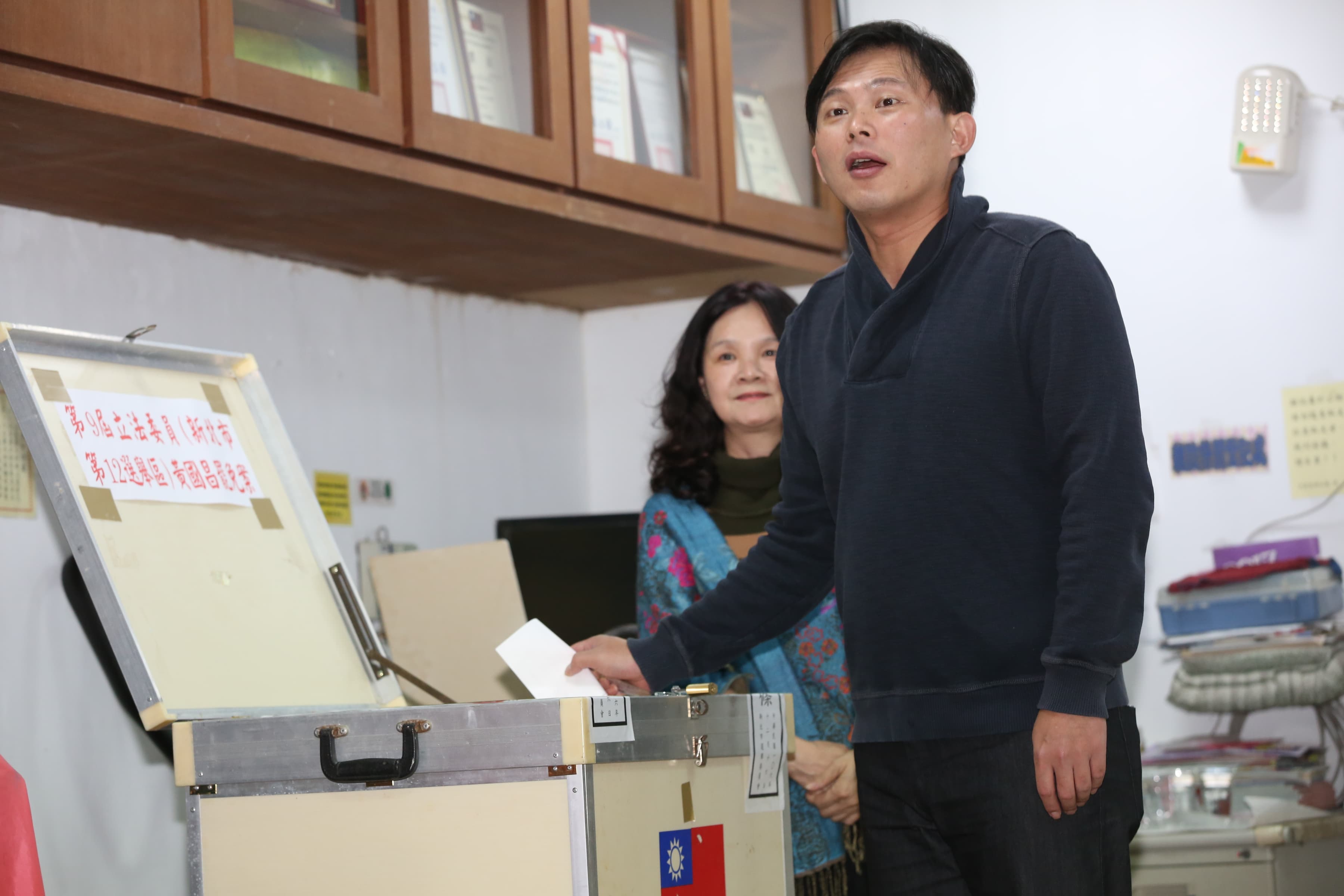 時代力量立委黃國昌今早前往投票所投票。