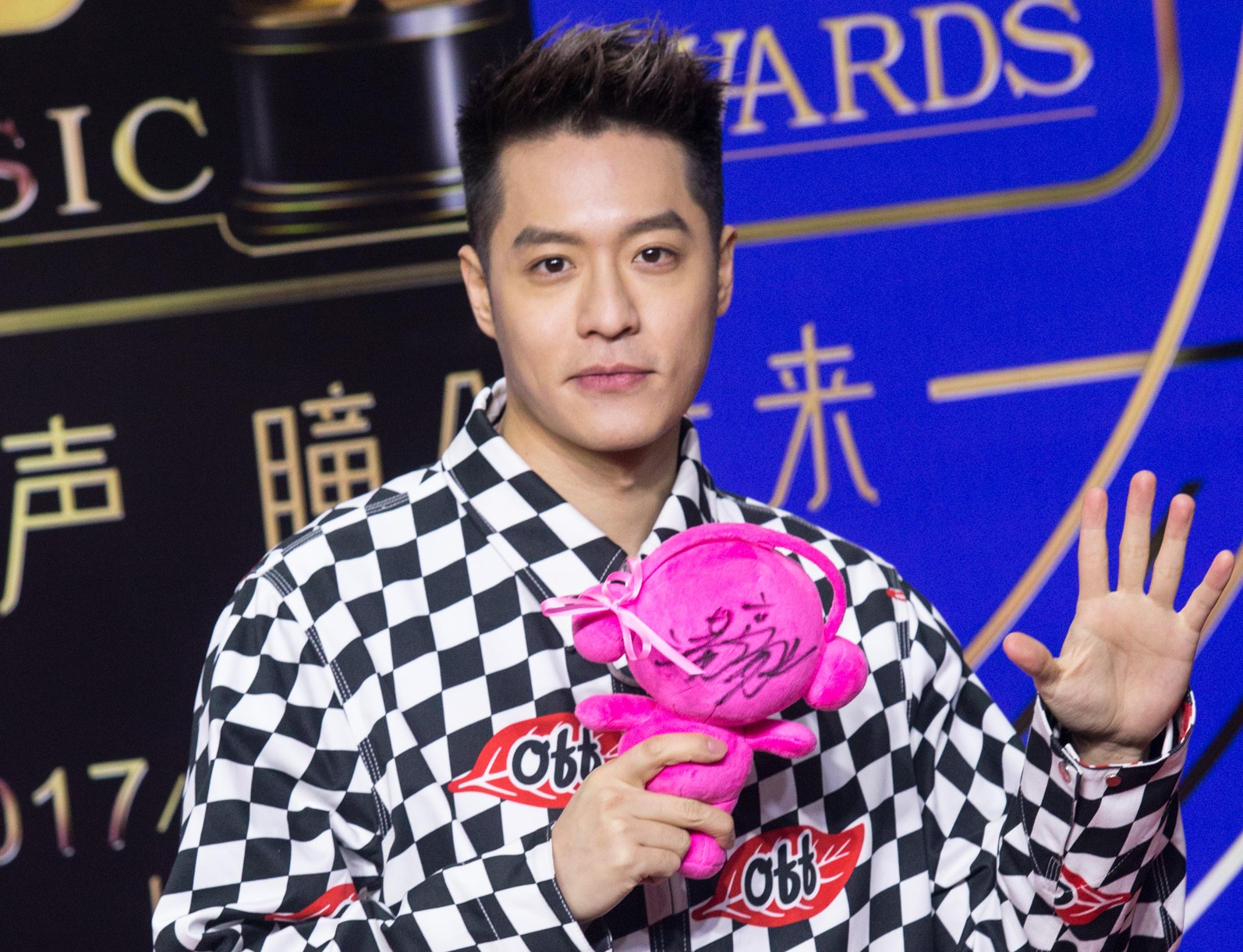 為了展現誠意，周湯豪連換兩套衣服出席典禮，先穿著黑白造型走紅毯。（天熹娛樂提供）