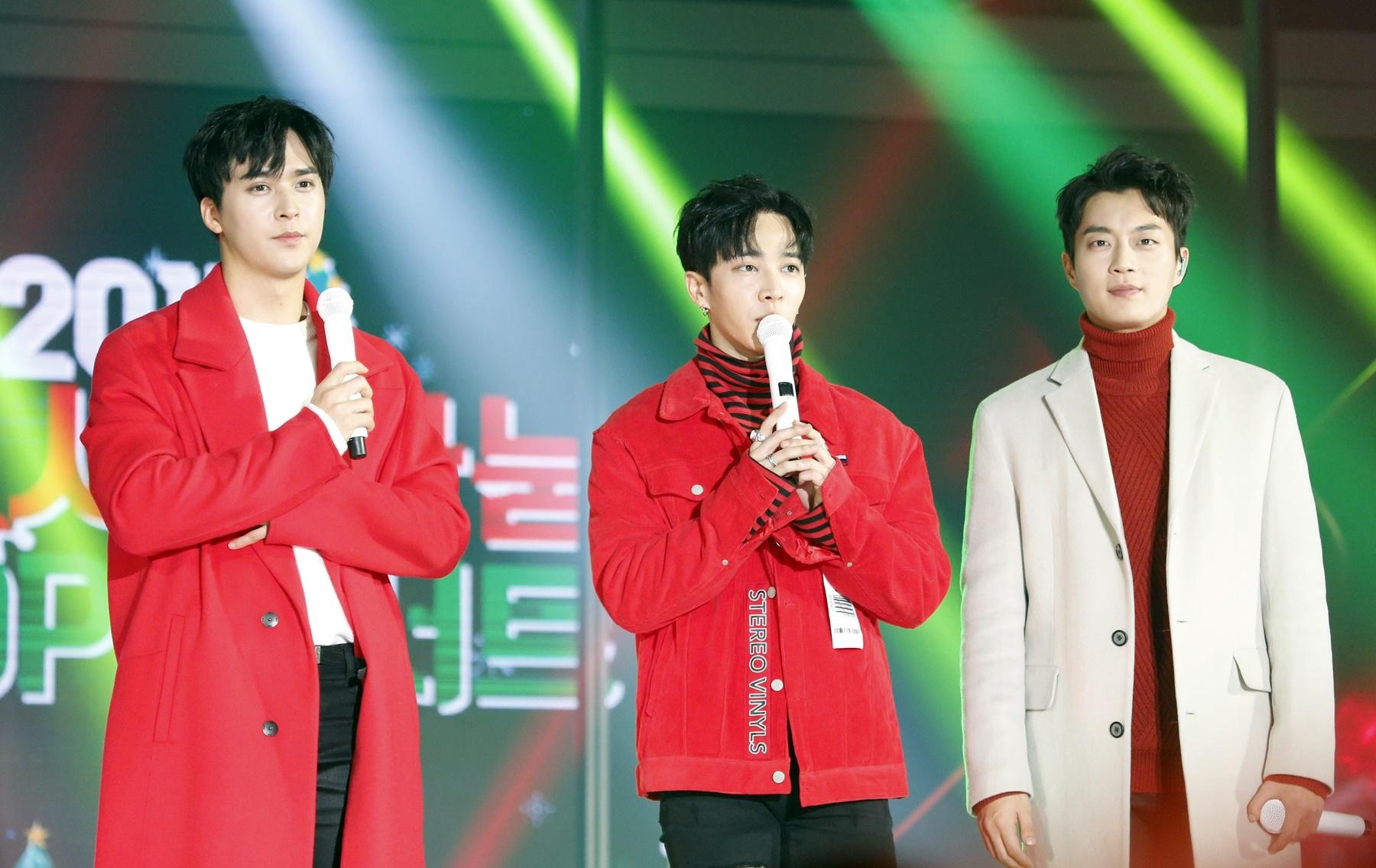 Highlight在愛心分享K-POP演唱會壓軸演出，右起為成員尹斗俊、李起光、孫東雲。