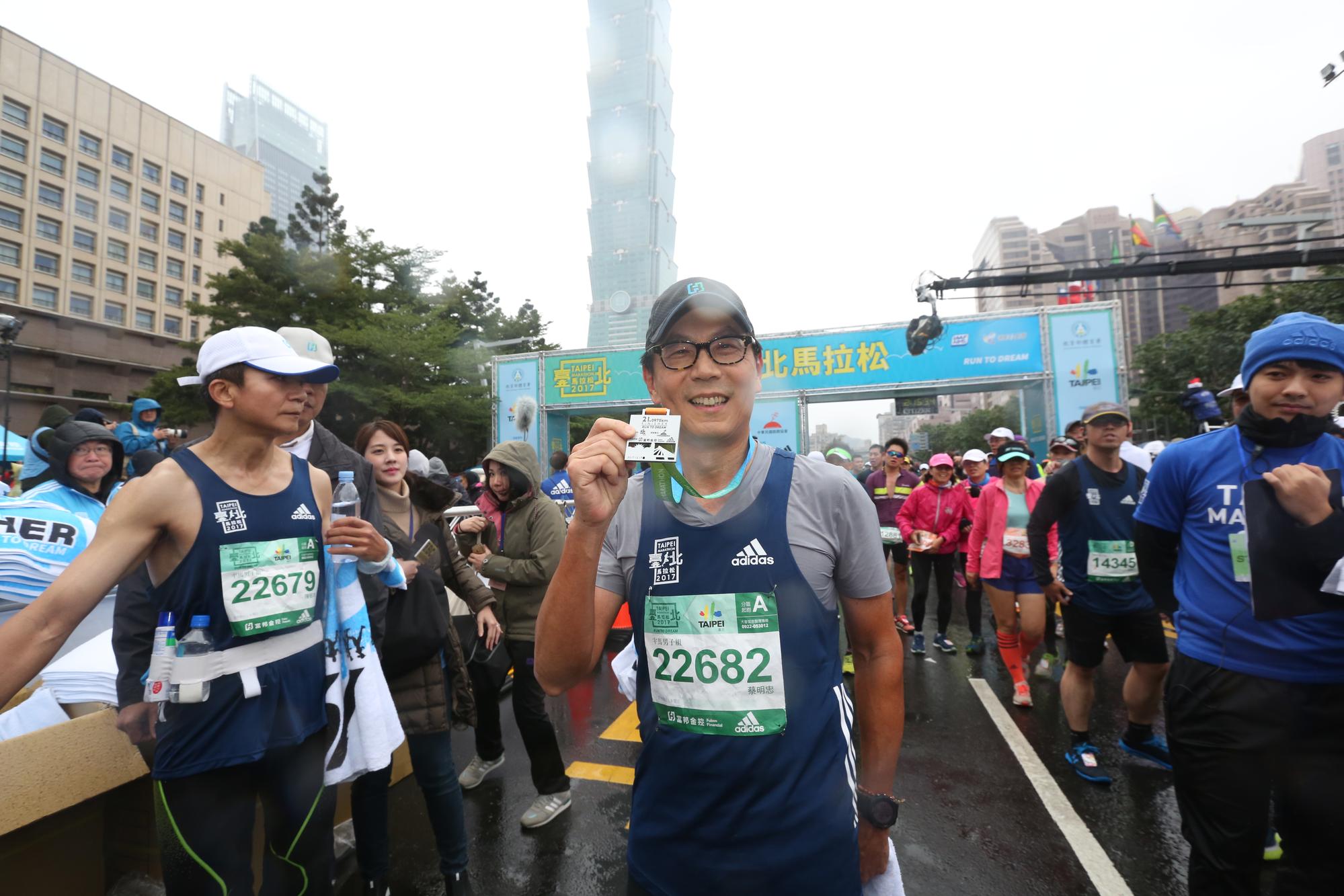 61歲的蔡明忠跑21公里的半馬5年,4度刷新自己紀錄。