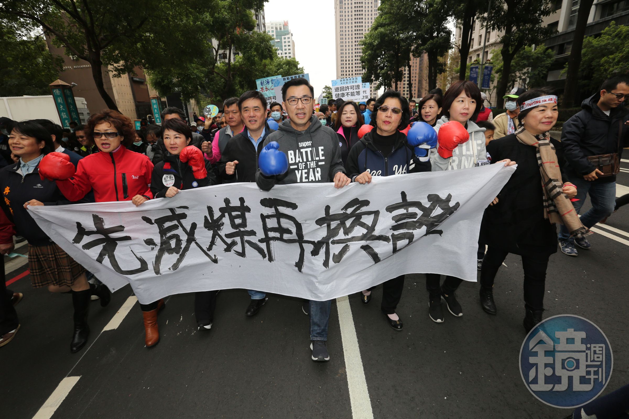國民黨副主席郝龍斌與立委參加反空汙抗暖化大遊行。