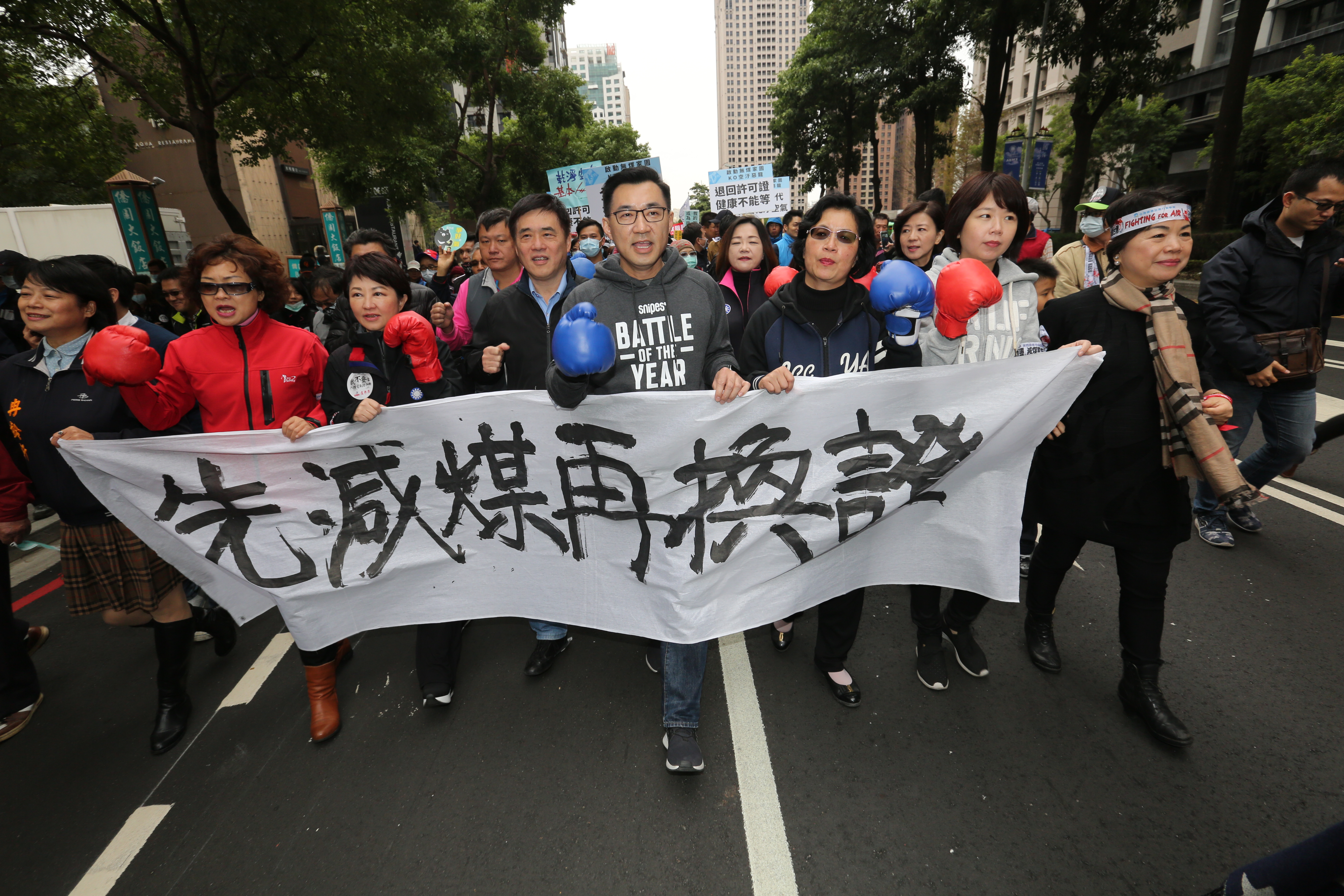 國民黨副主席郝龍斌與立委參加反空汙抗暖化大遊行。