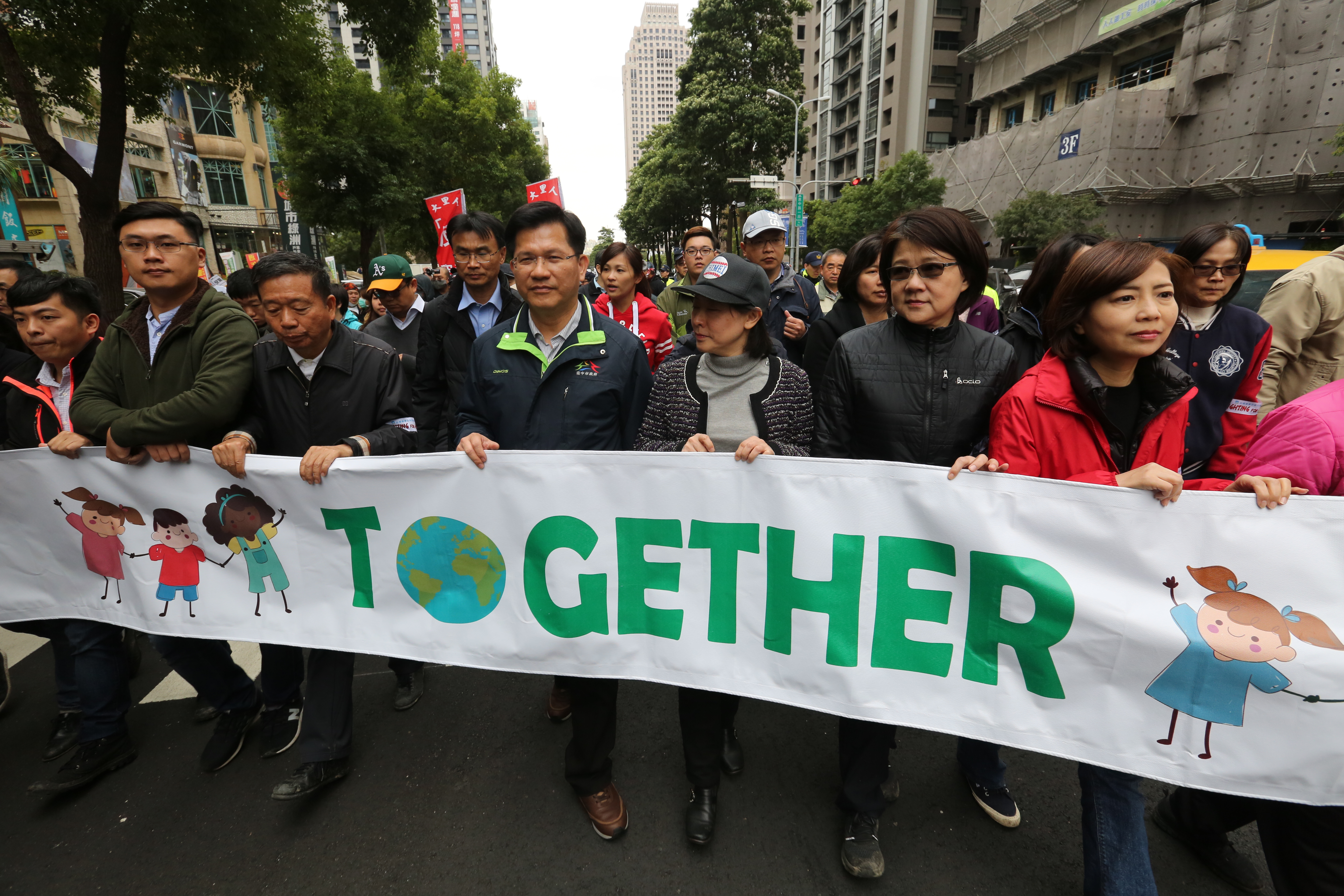 台中市長林佳龍今與妻子廖婉如參加反空汙抗暖化大遊行。