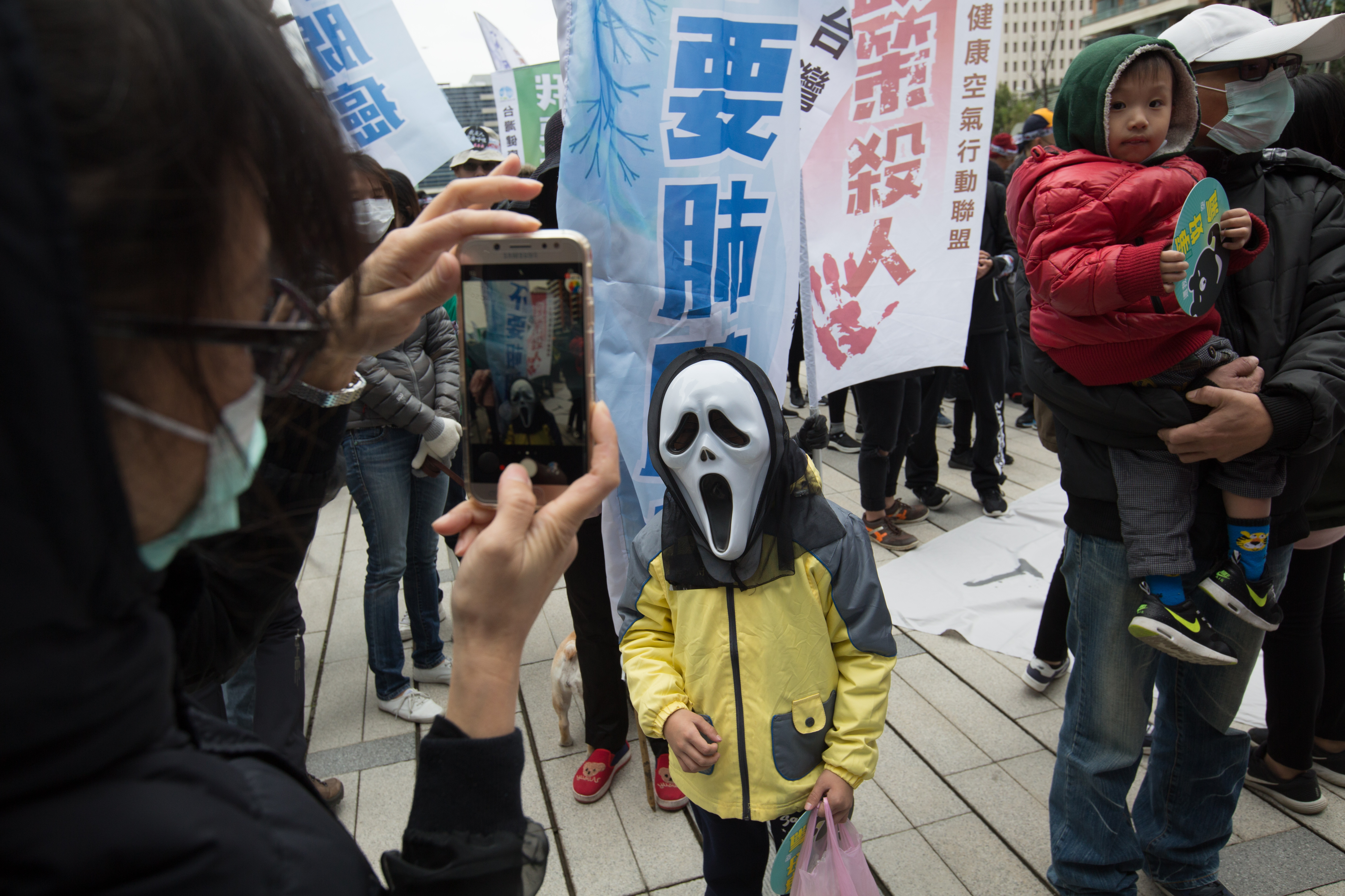 有家長讓小孩戴上死神面具表達抗議。