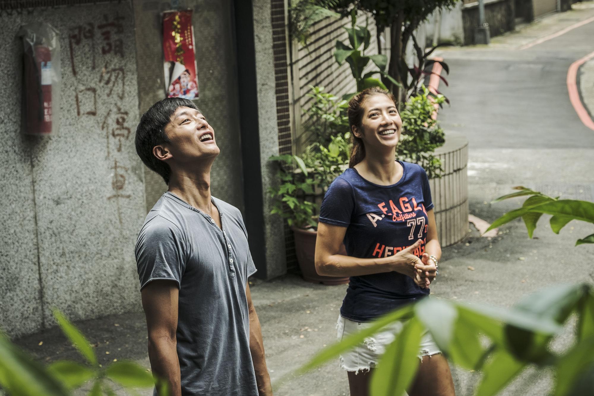 瑞瑪席丹（右）以《強尼‧凱克》拿下金馬最佳新進演員獎。（鏡象電影提供）