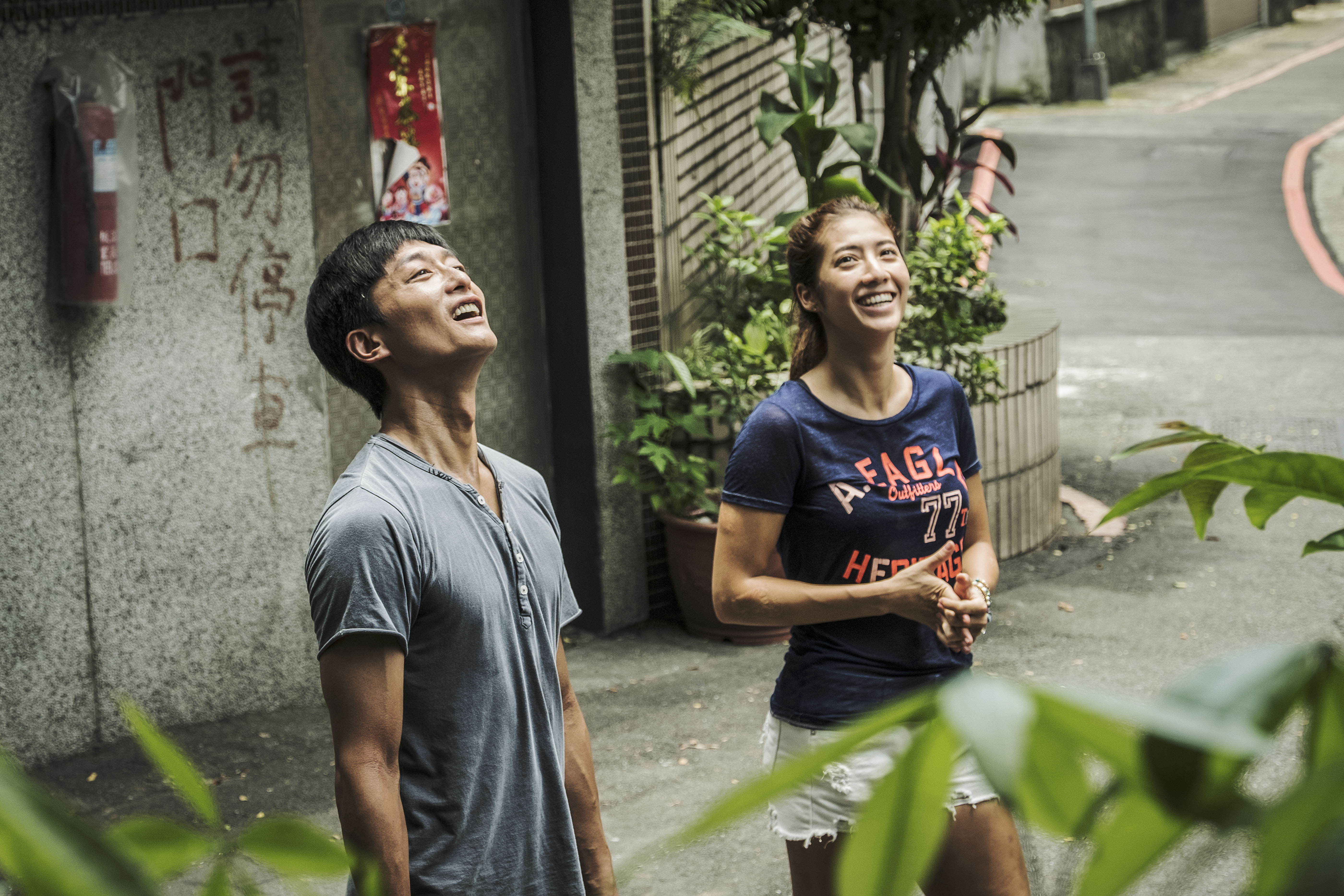 瑞瑪席丹（右）以《強尼‧凱克》拿下金馬最佳新進演員獎。（鏡象電影提供）