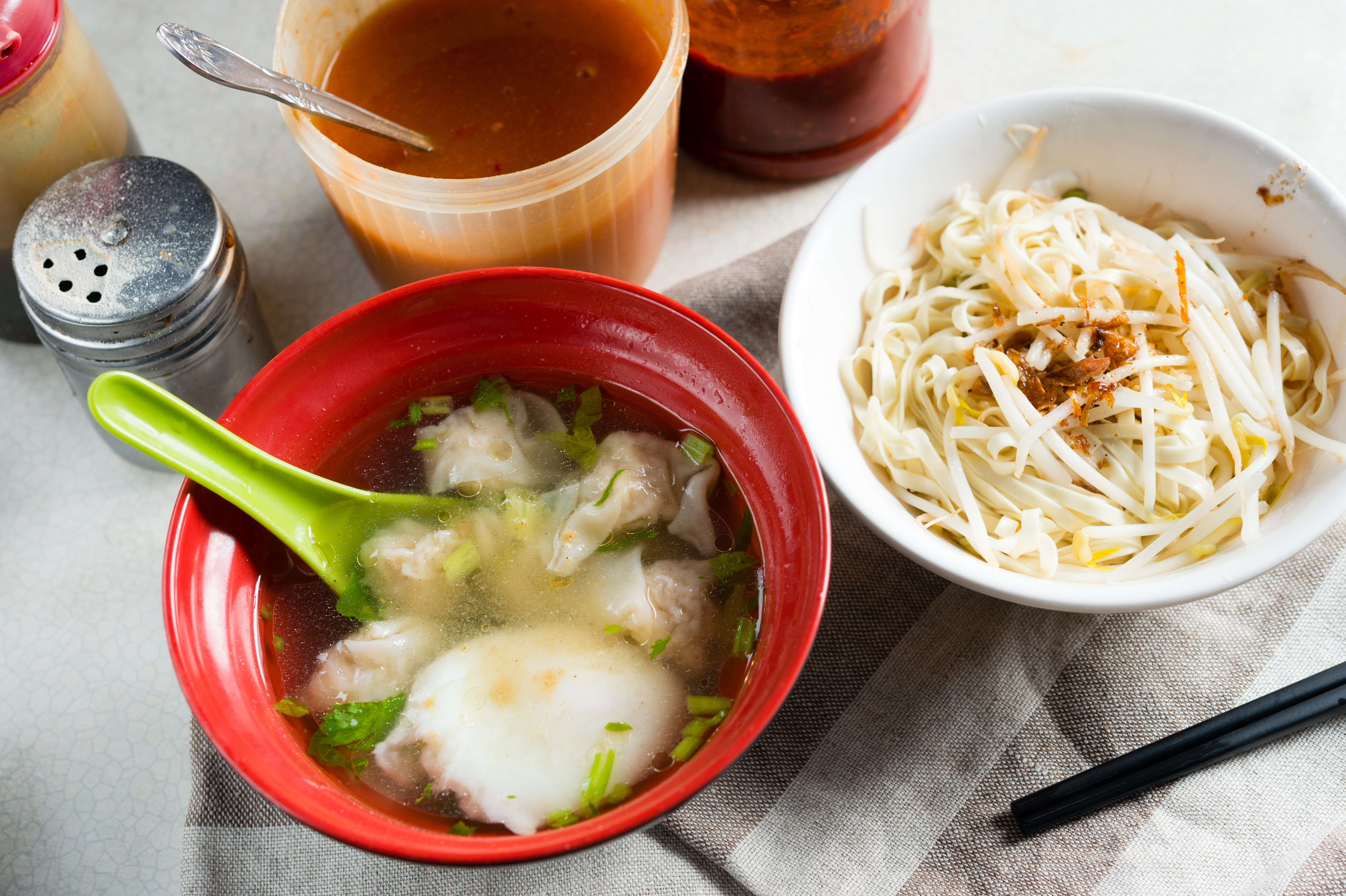 基隆人的早餐標配就是乾麵加上餛飩湯。