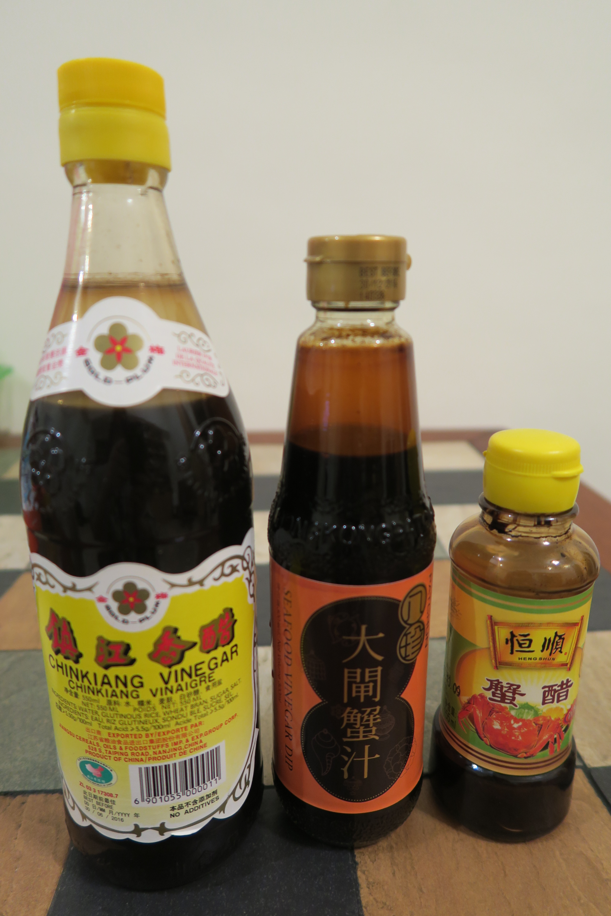 配蟹的蟹醋，在台灣可就近買鎮江香醋，或到香港、大陸時買八珍出品的大閘蟹汁或恆順出產的蟹醋，千萬別用白醋或黑醋，味道不對。