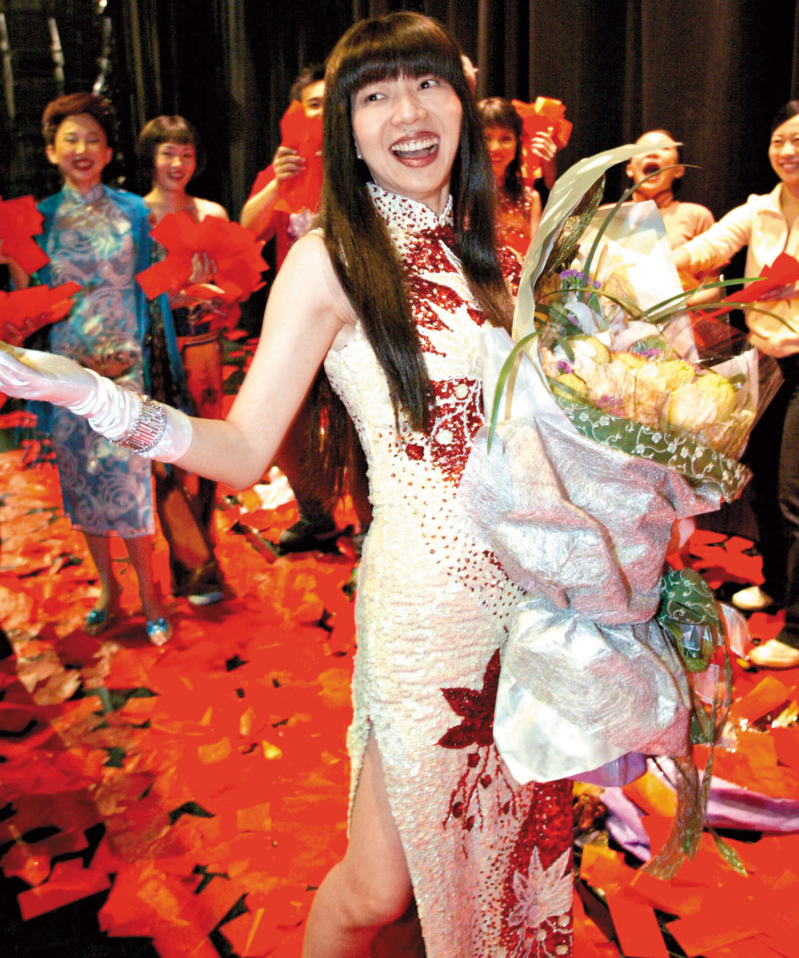 拿到第39屆金鐘獎戲劇節目女主角時,萬芳正在演舞台劇,在後台接受獻花。(東方IC)