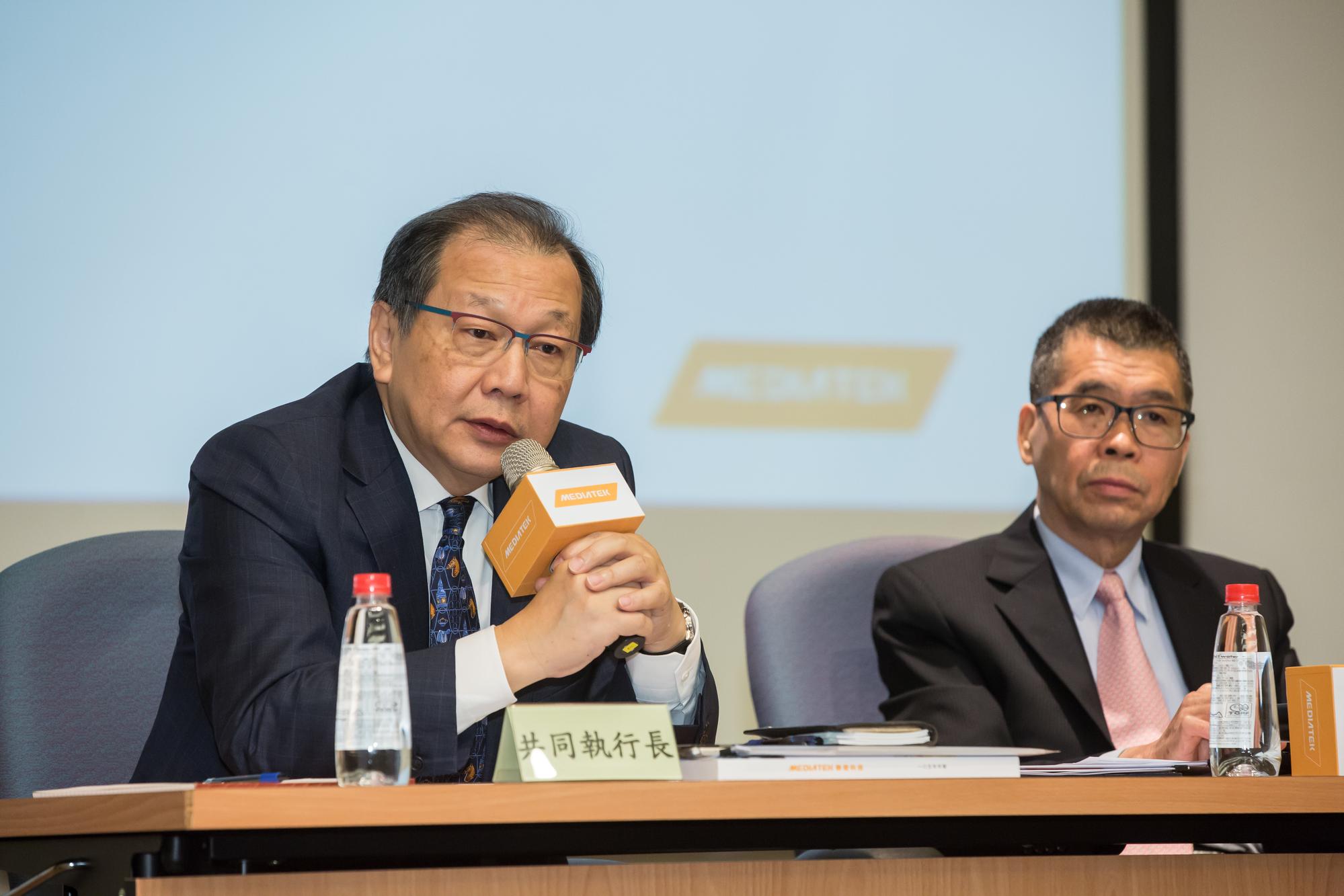 蔡明介（右）延攬前台積電執行長蔡力行（左）加入麾下，在此之前已引進不少台積人到聯發科擔任要職，讓老員工不滿。
